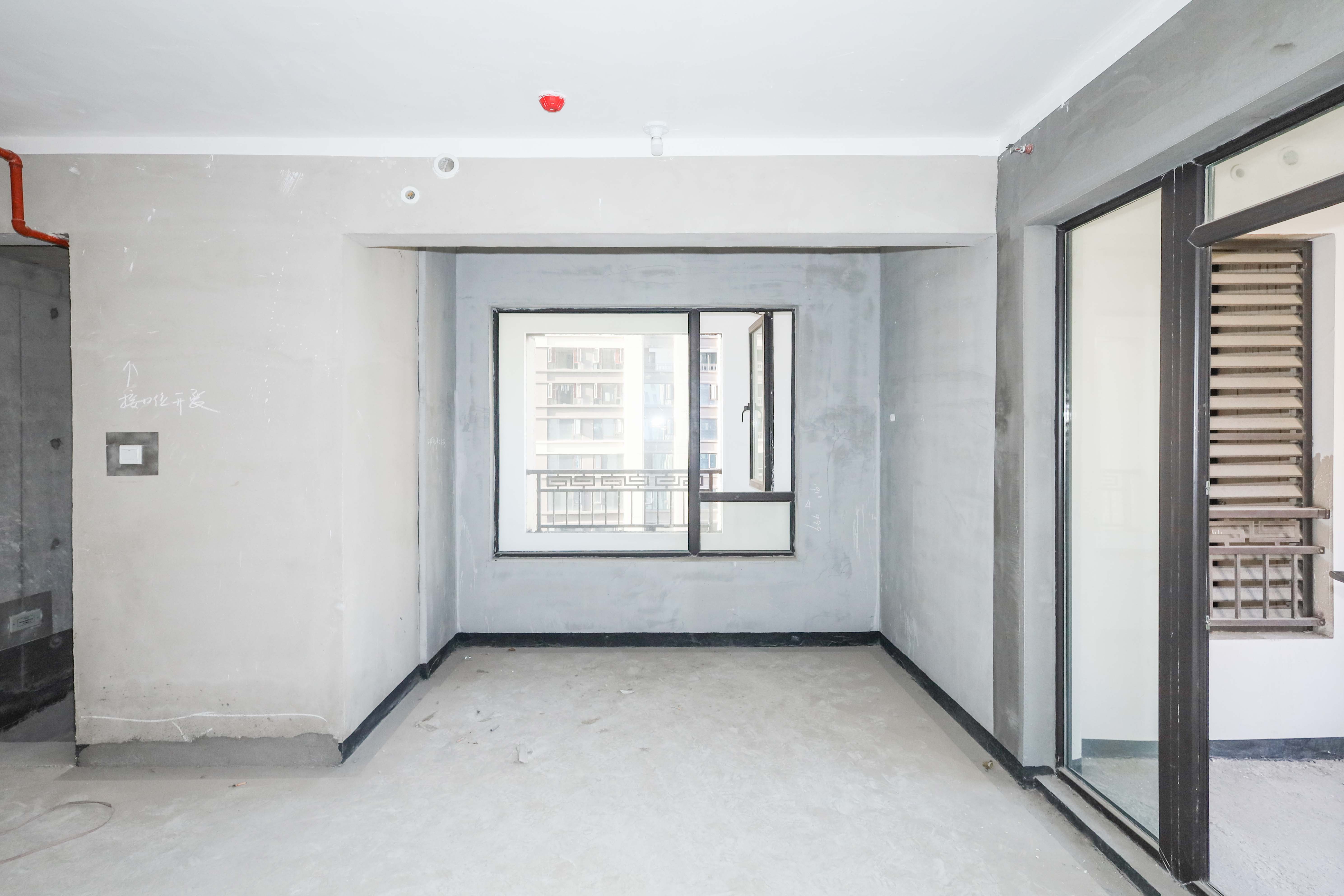 建发央著  4室2厅2卫   270.00万客厅
