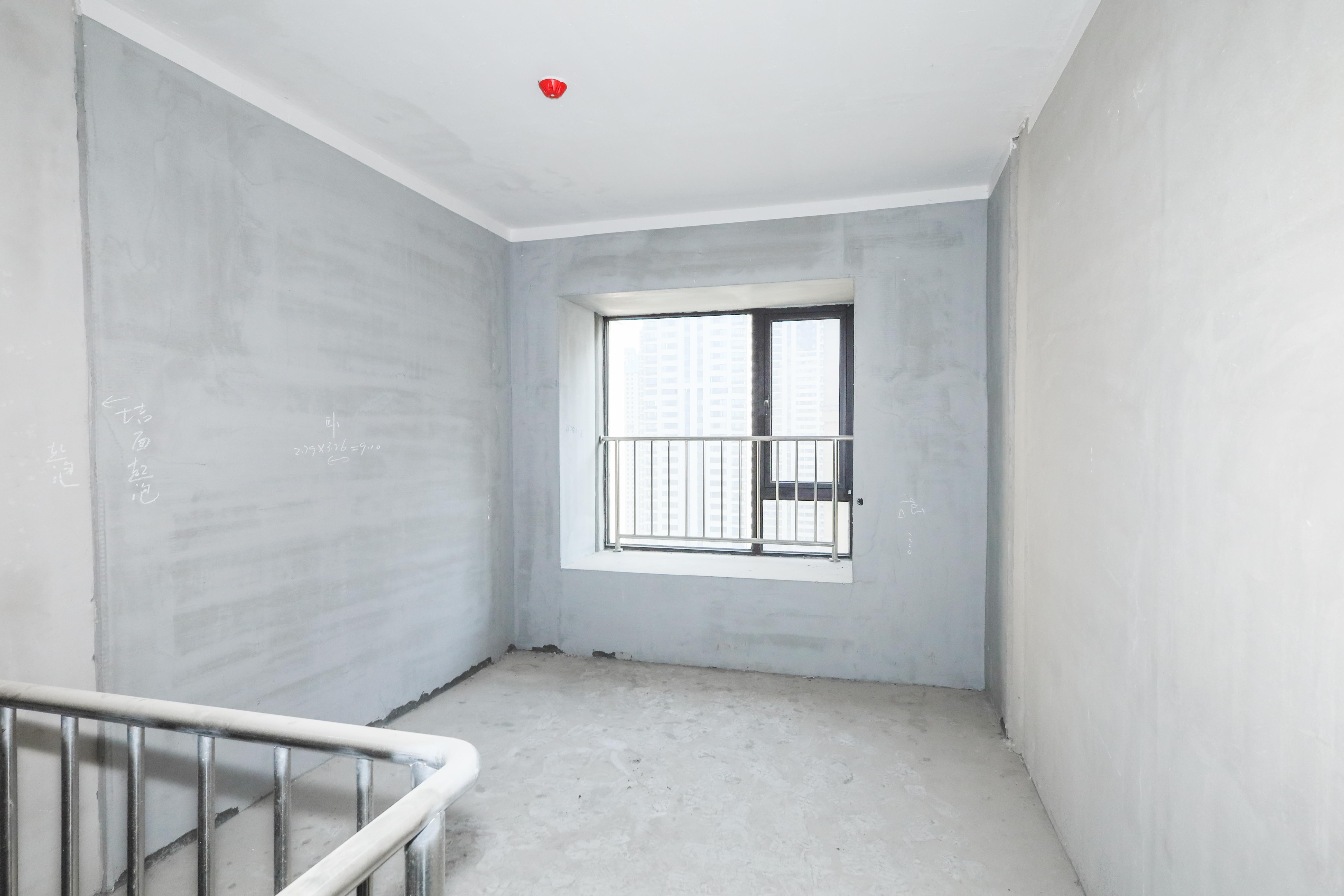 建发央著  4室2厅2卫   270.00万卧室