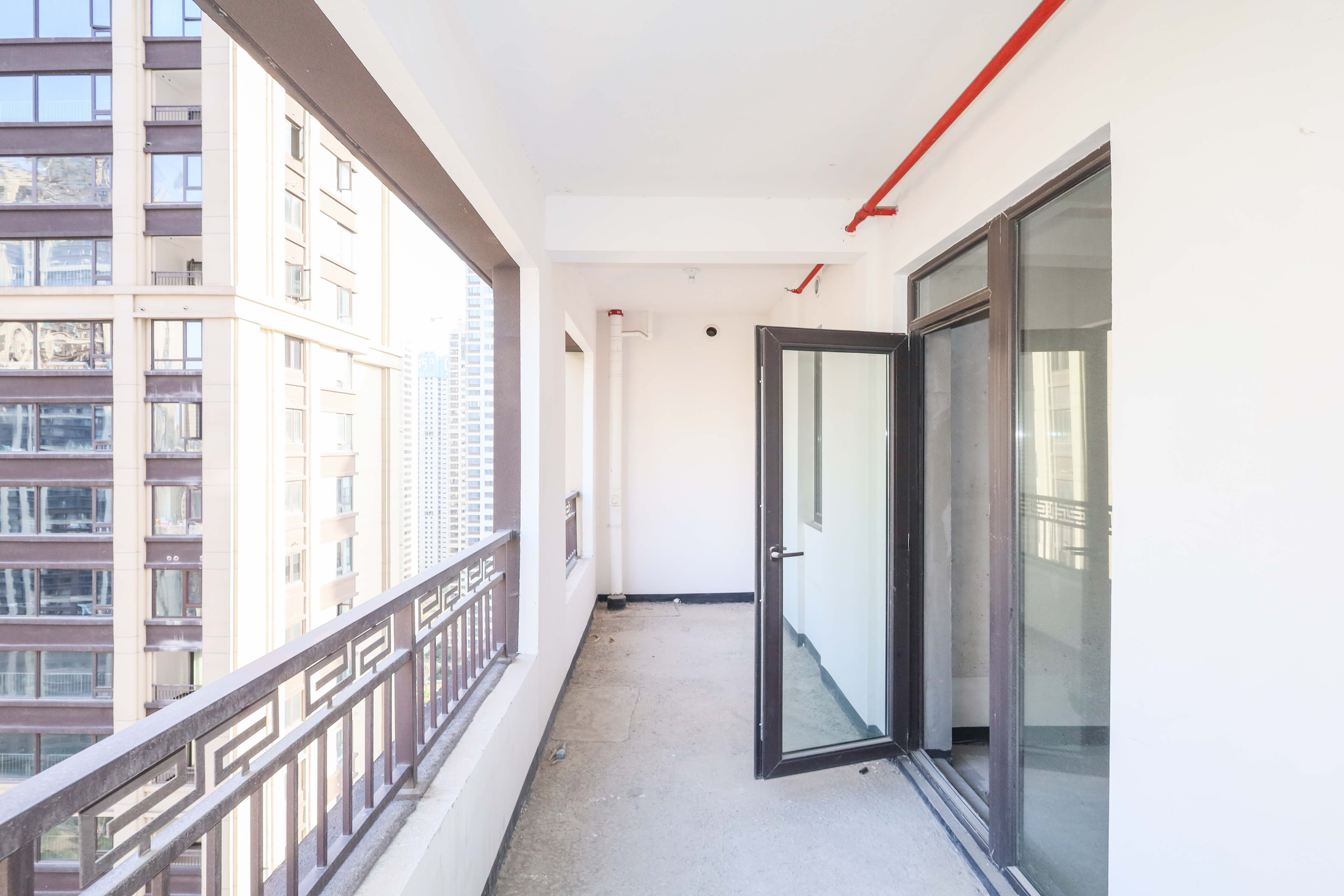 建发央著  4室2厅2卫   270.00万阳台