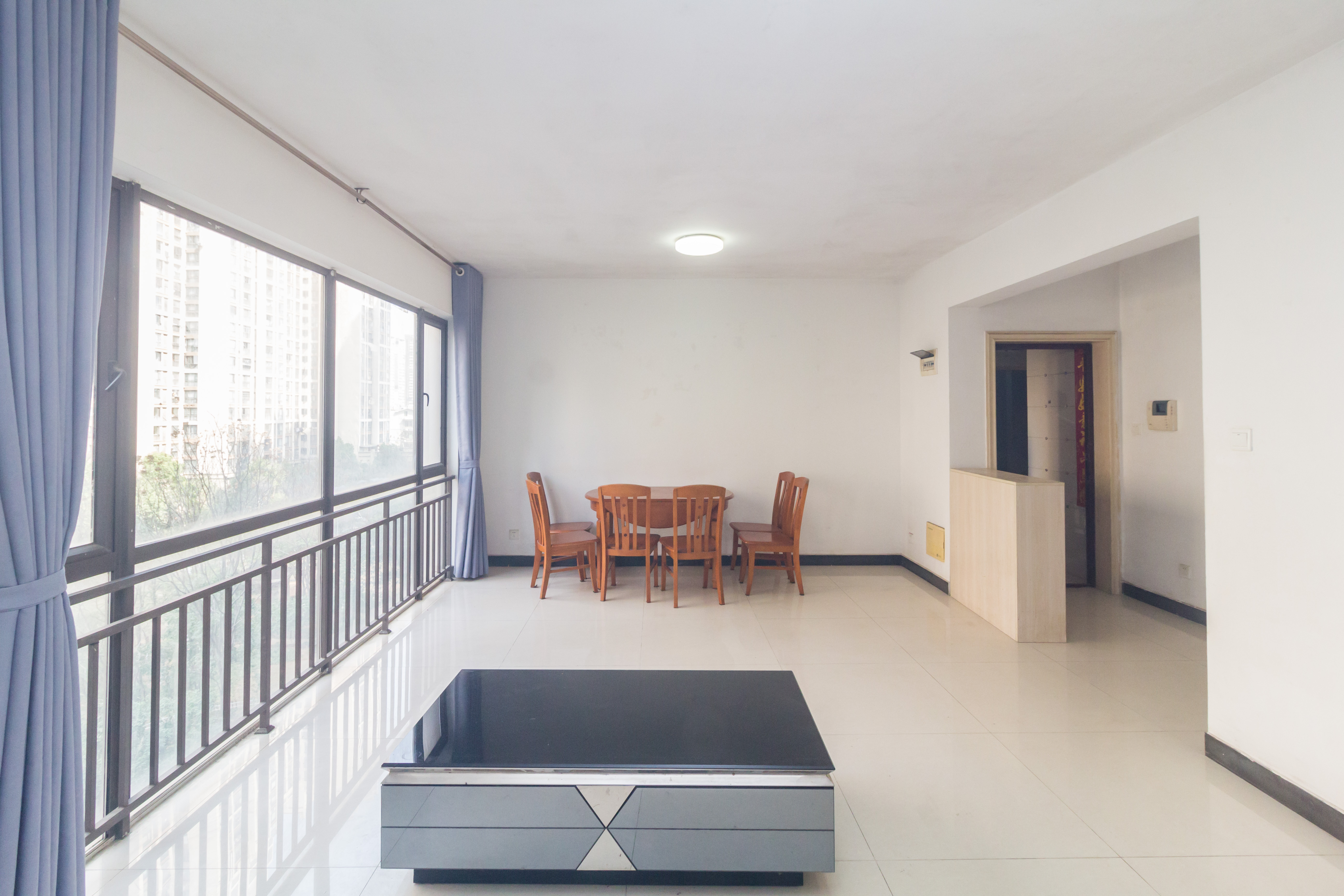 旭辉华庭 3室2厅1卫 68.00万 旭辉华庭 3室2厅1卫 68.00万客厅