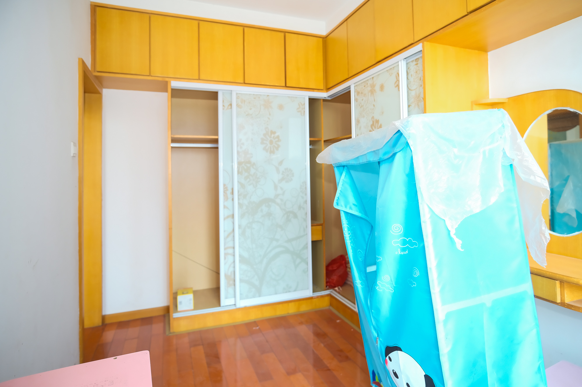 圆梦完美生活  4室2厅2卫   99.00万卧室