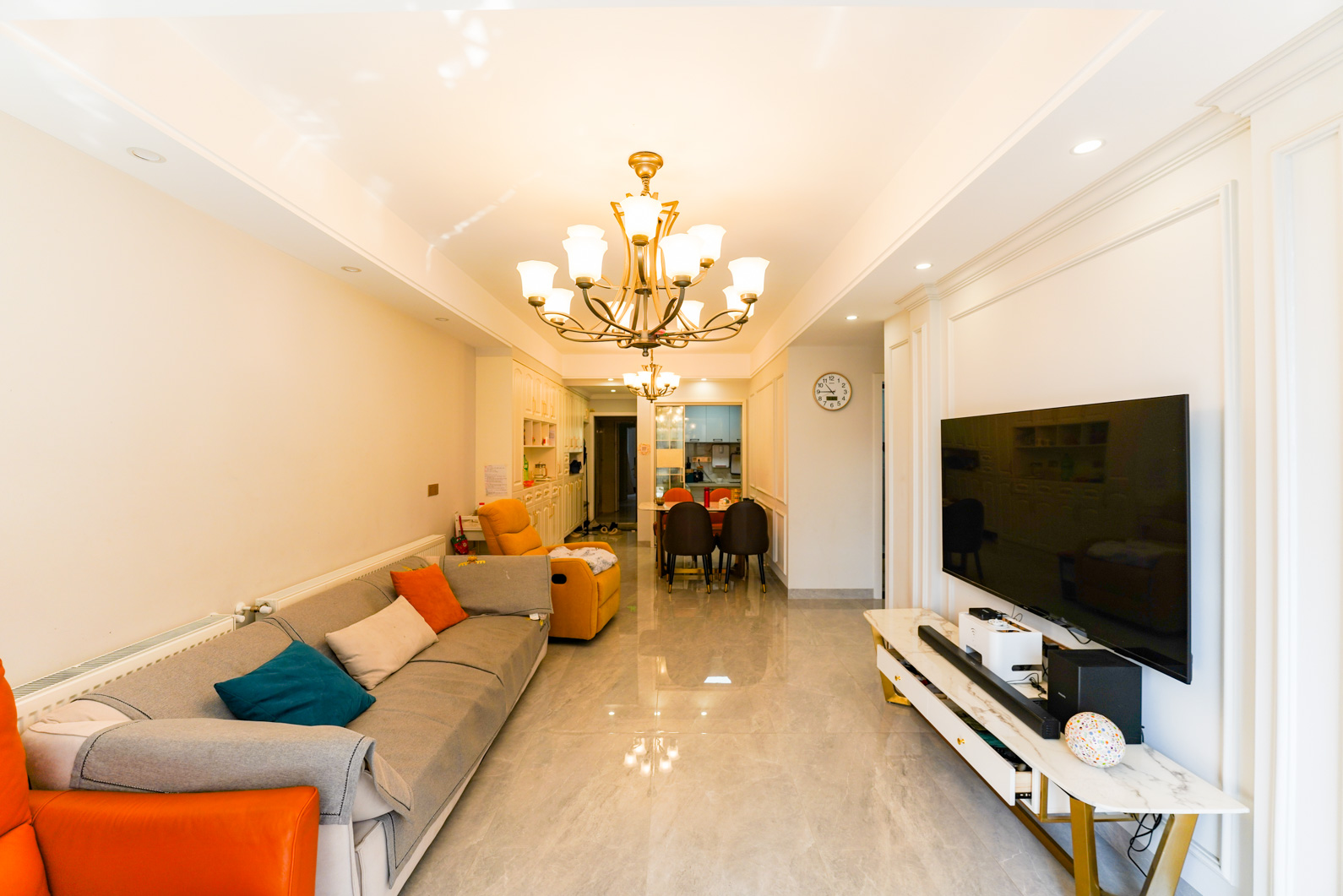 保利大都汇一期、二期  3室2厅2卫    160.0万客厅