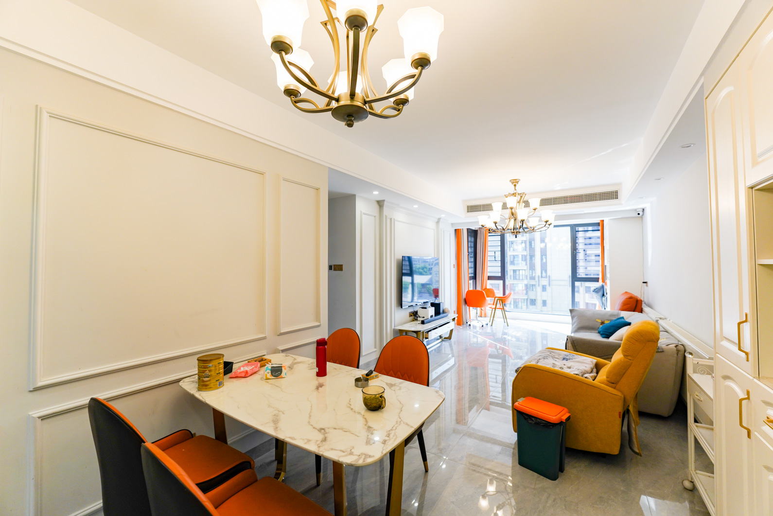 保利大都汇一期、二期  3室2厅2卫    160.0万客厅