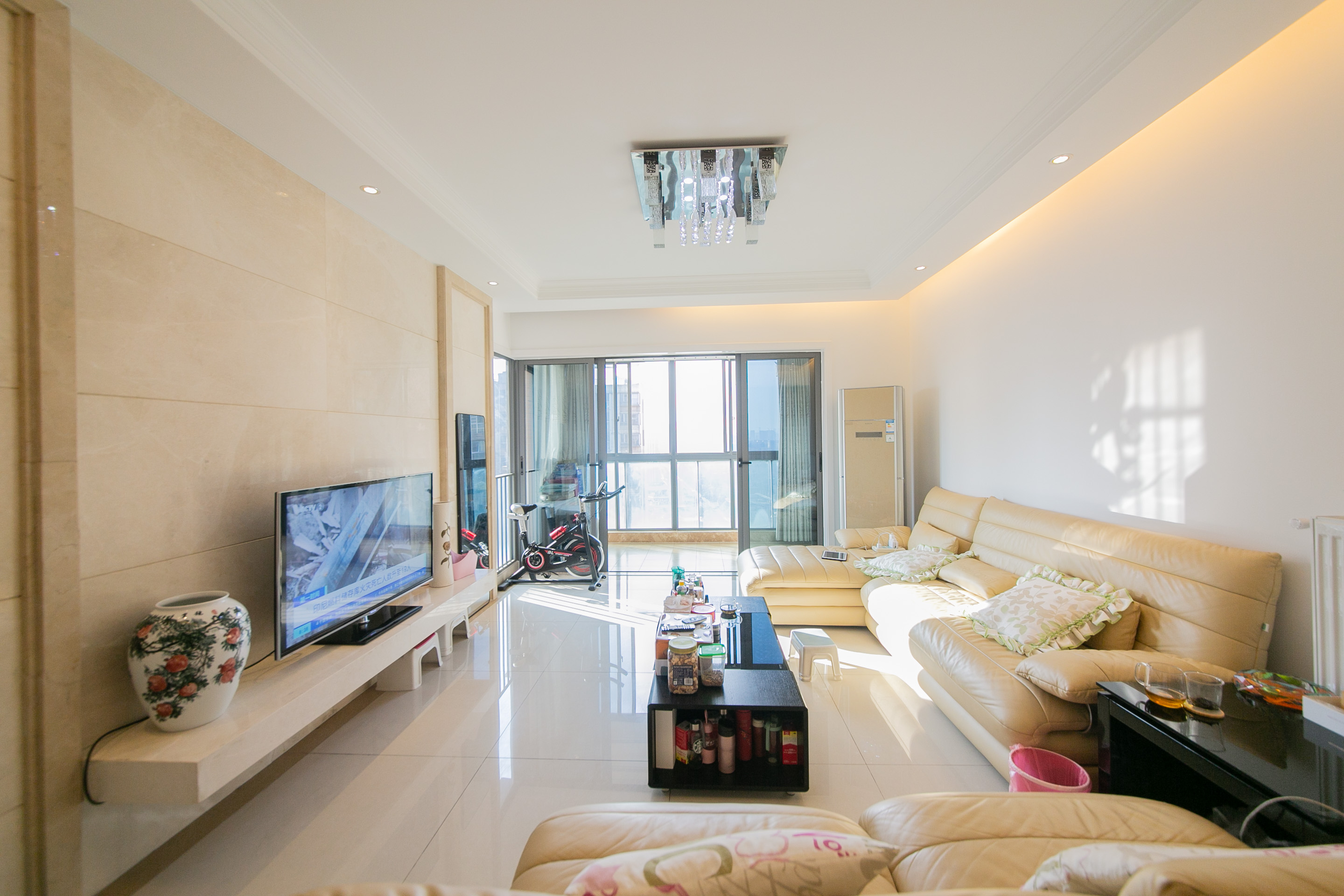 珠江花城三期锦鲤 4室2厅2卫 140.0万 珠江花城三期锦鲤 4室2厅2卫 140.0万客厅