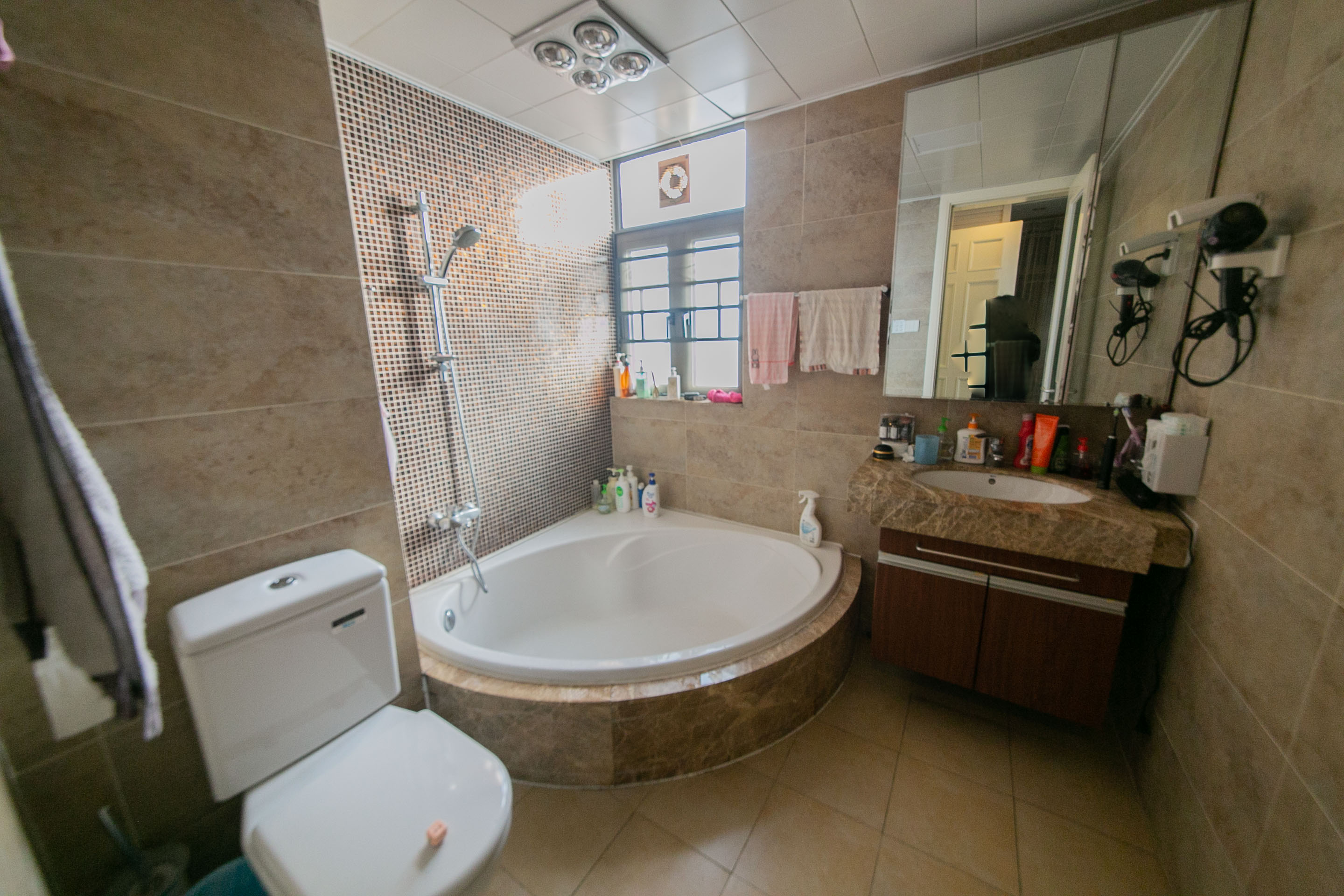 珠江花城三期锦鲤 4室2厅2卫 140.0万 珠江花城三期锦鲤 4室2厅2卫 140.0万卫生间