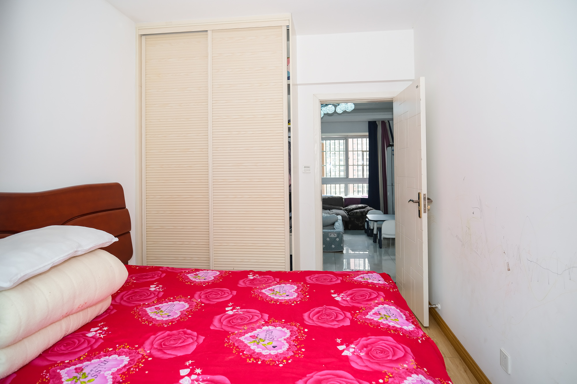 山水湾 4室2厅1卫 80.00万 山水湾 4室2厅1卫 80.00万卧室