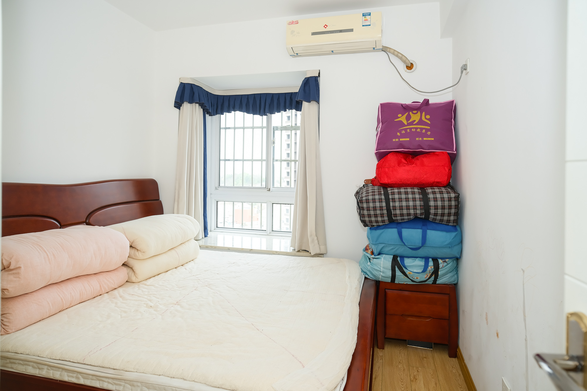 山水湾 4室2厅1卫 80.00万 山水湾 4室2厅1卫 80.00万卧室