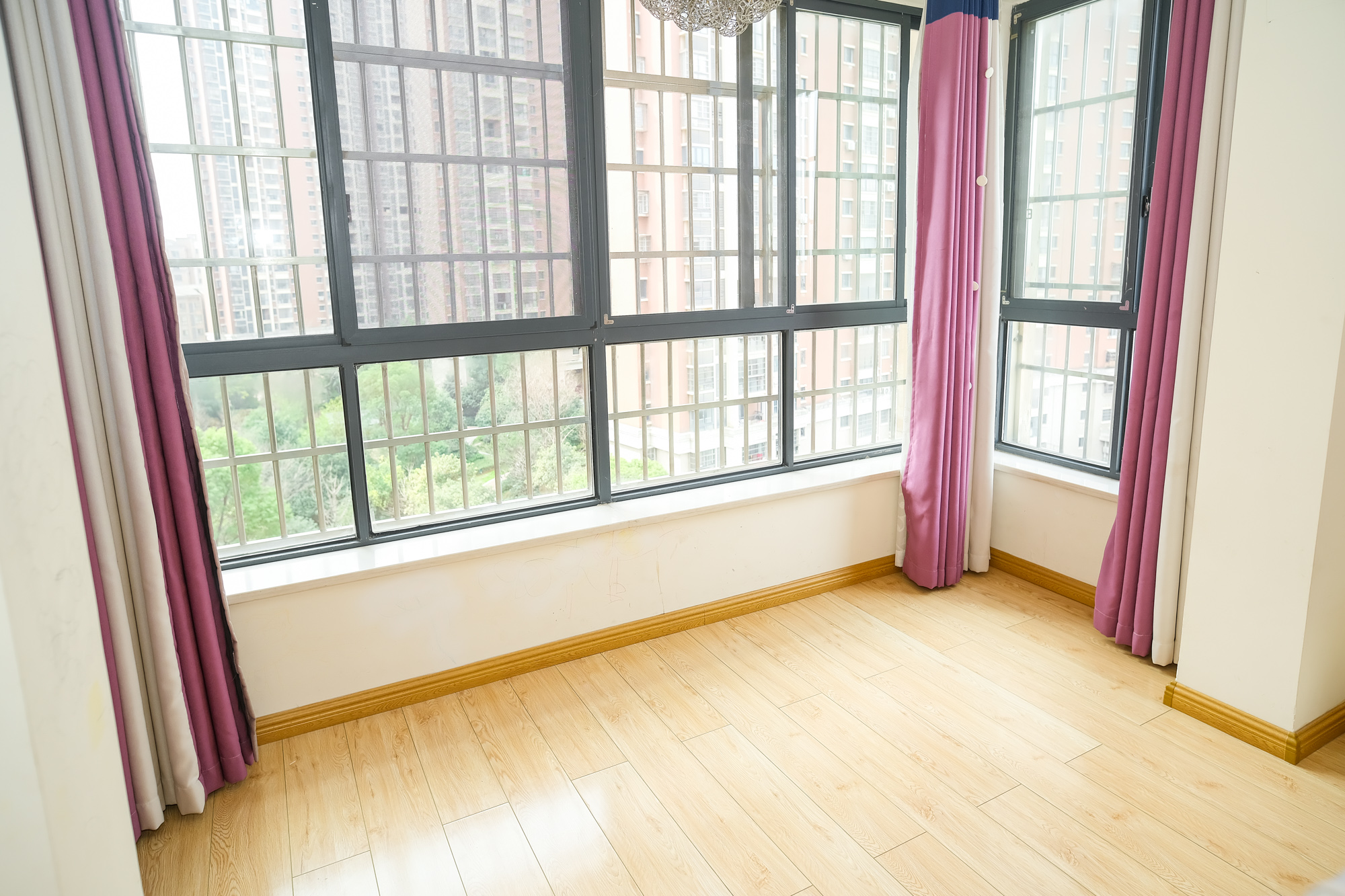 山水湾 4室2厅1卫 80.00万 山水湾 4室2厅1卫 80.00万阳台