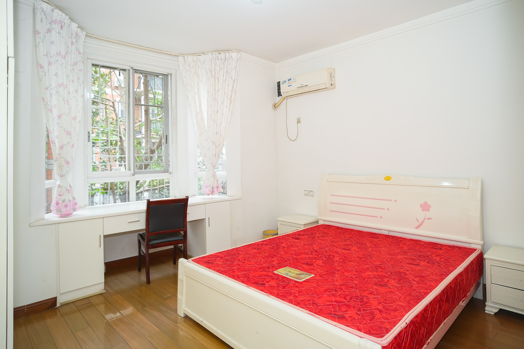 山水人家三期 4室2厅2卫 78.00万 山水人家三期 4室2厅2卫 78.00万卧室