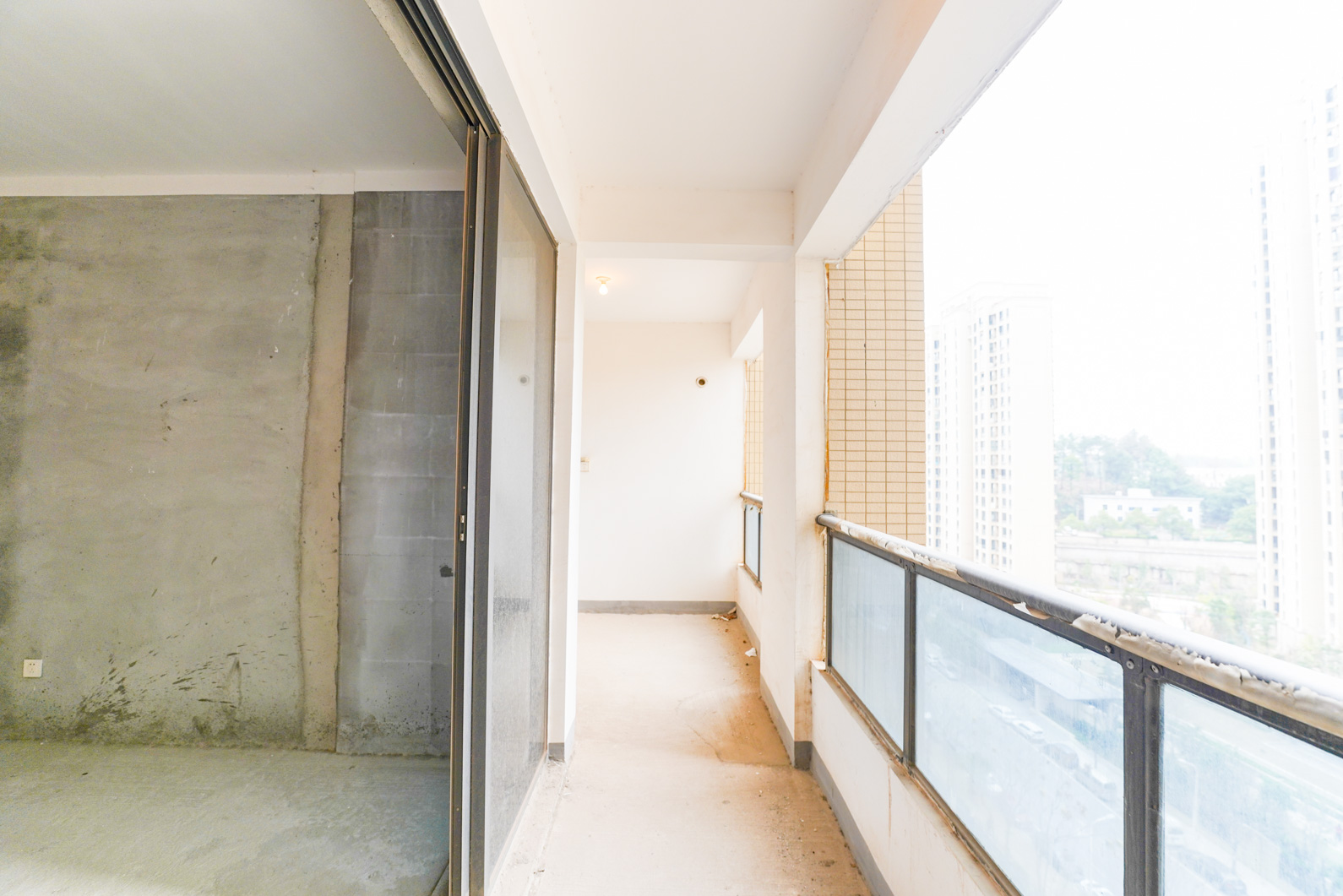 长房半岛蓝湾(观山月)  4室2厅2卫    138.8万 长房半岛蓝湾(观山月)  4室2厅2卫    138.8万阳台