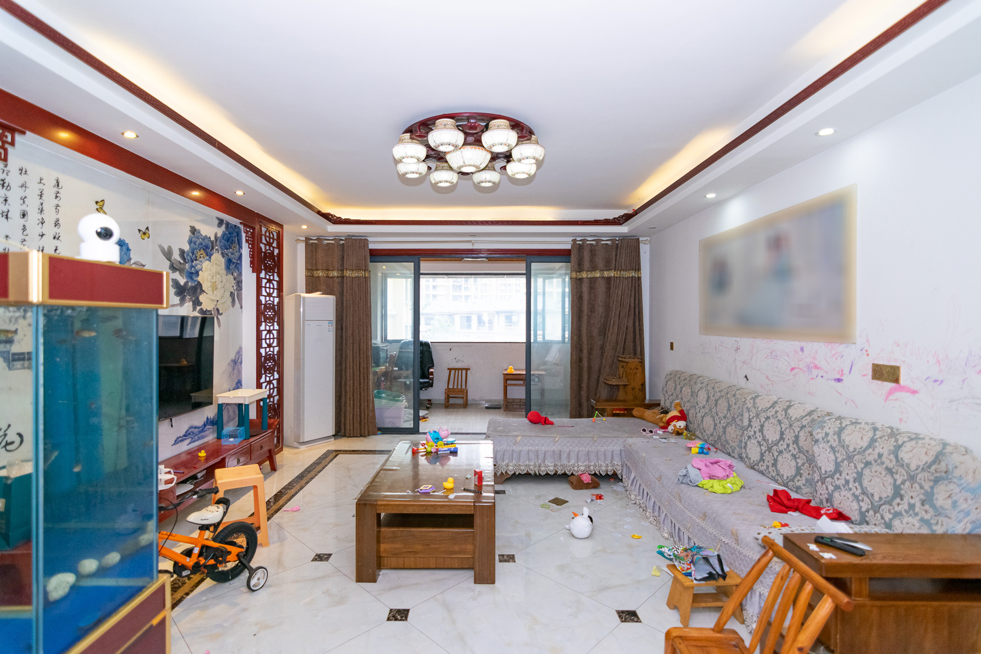 勤诚达新界  5室2厅3卫    156.0万客厅