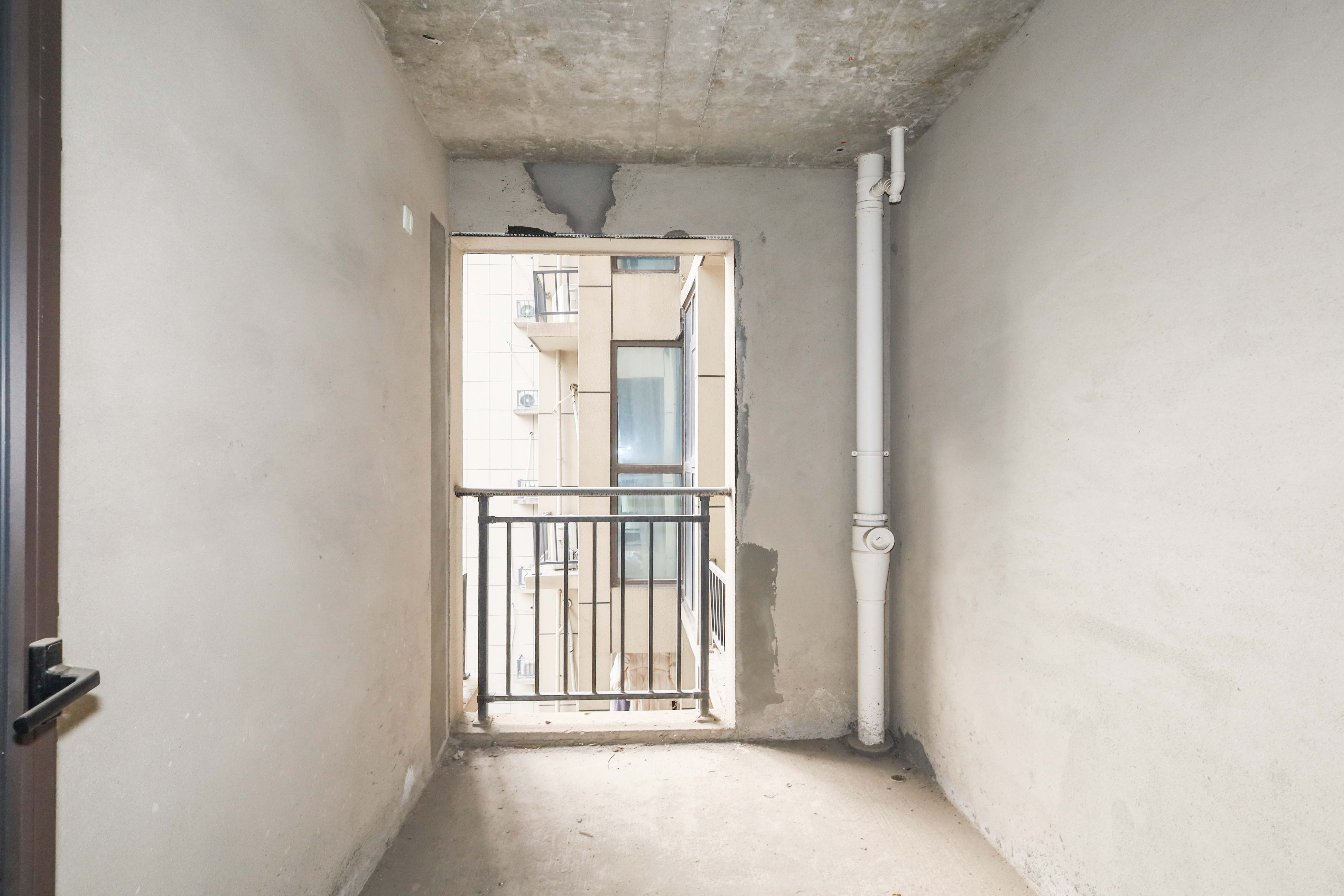 中国铁建梅溪青秀二期  3室2厅2卫    141.0万卧室