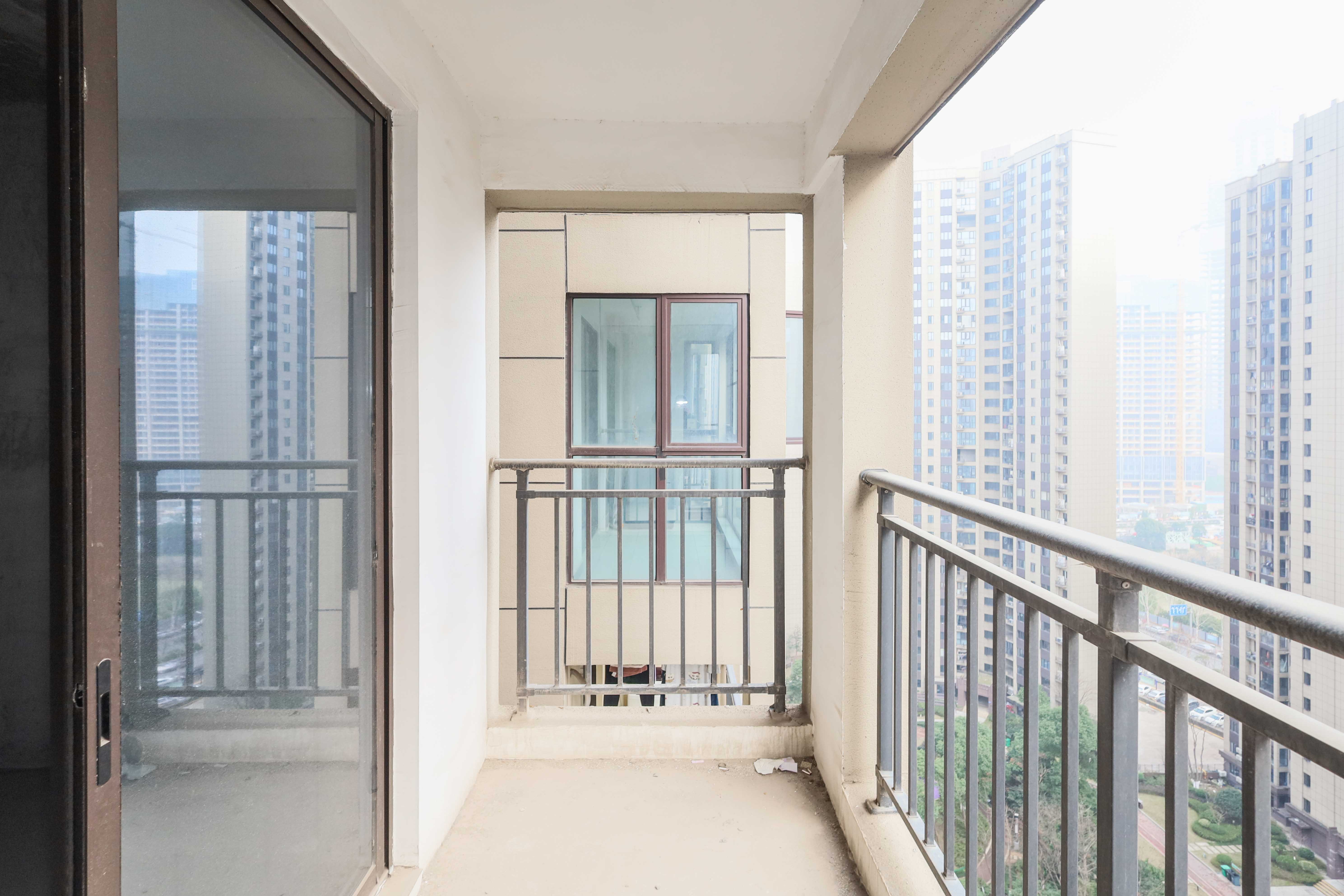 中国铁建梅溪青秀二期  3室2厅2卫    141.0万阳台