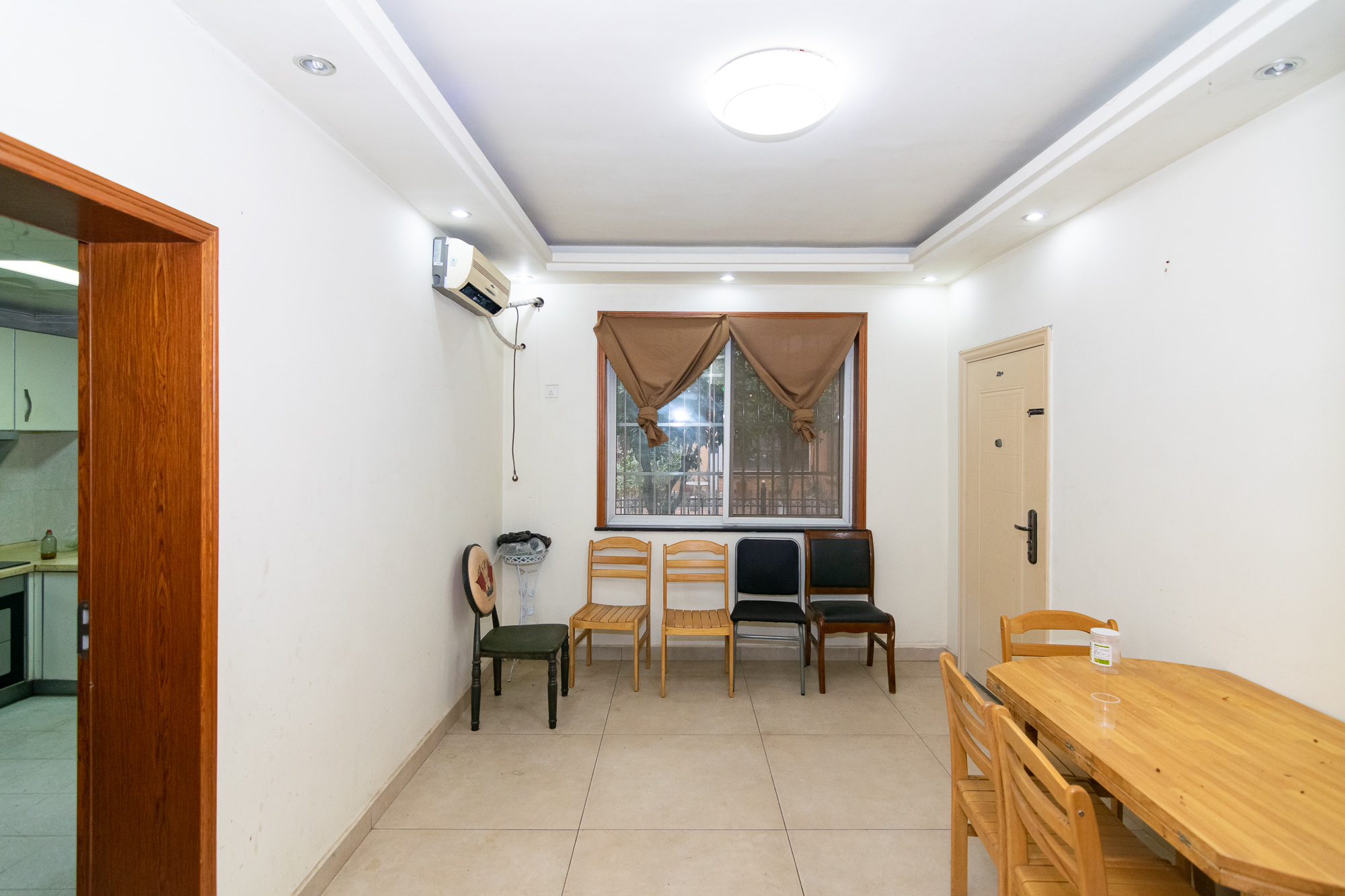 湘路家园 7室2厅3卫 286.00万 湘路家园 7室2厅3卫 286.00万客厅