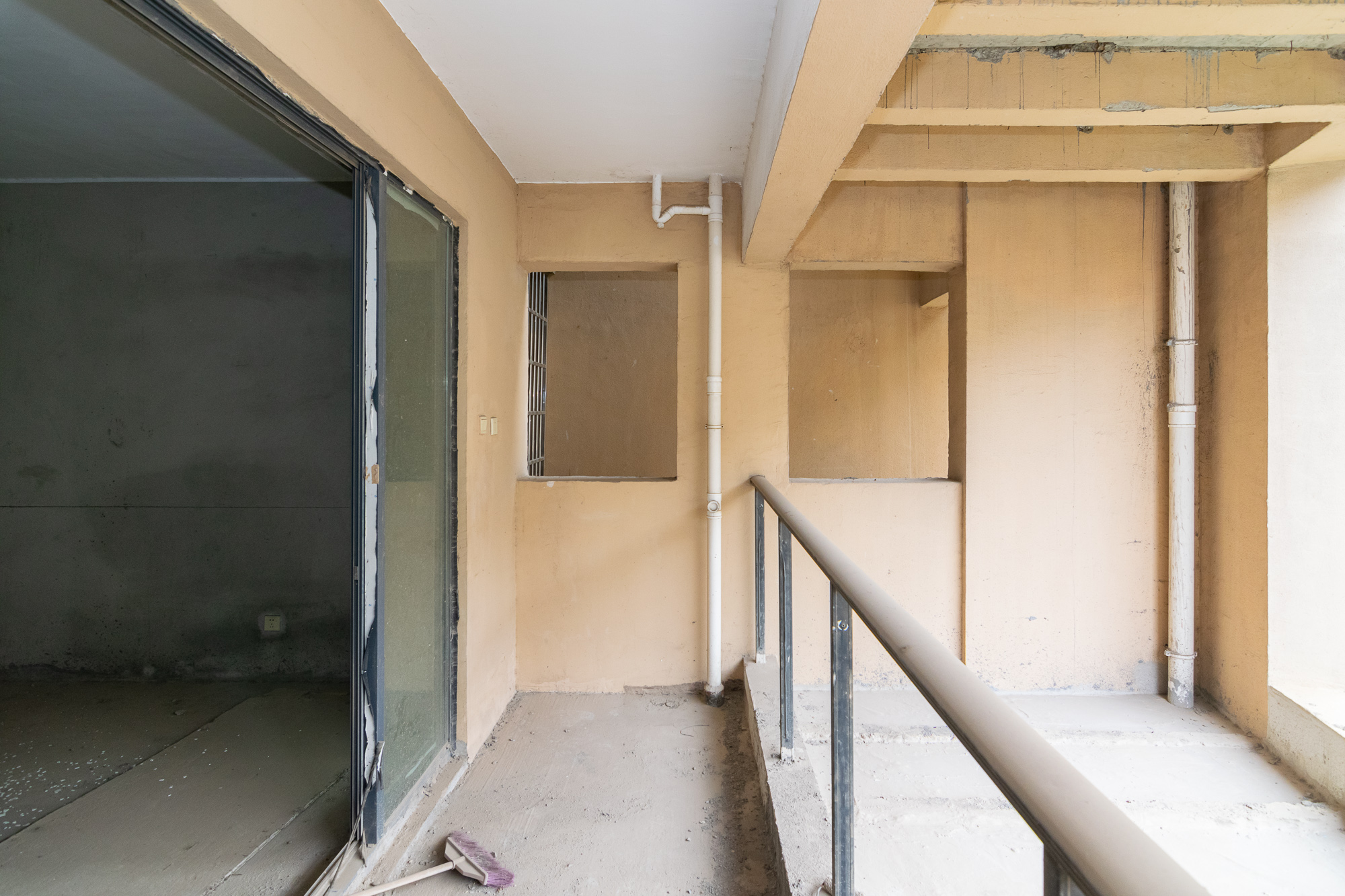 勤诚达新界 4室2厅1卫 154.80万 勤诚达新界 4室2厅1卫 154.80万阳台