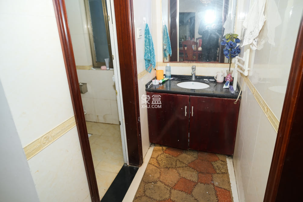 卧龙居国际村  3室2厅2卫   65.00万