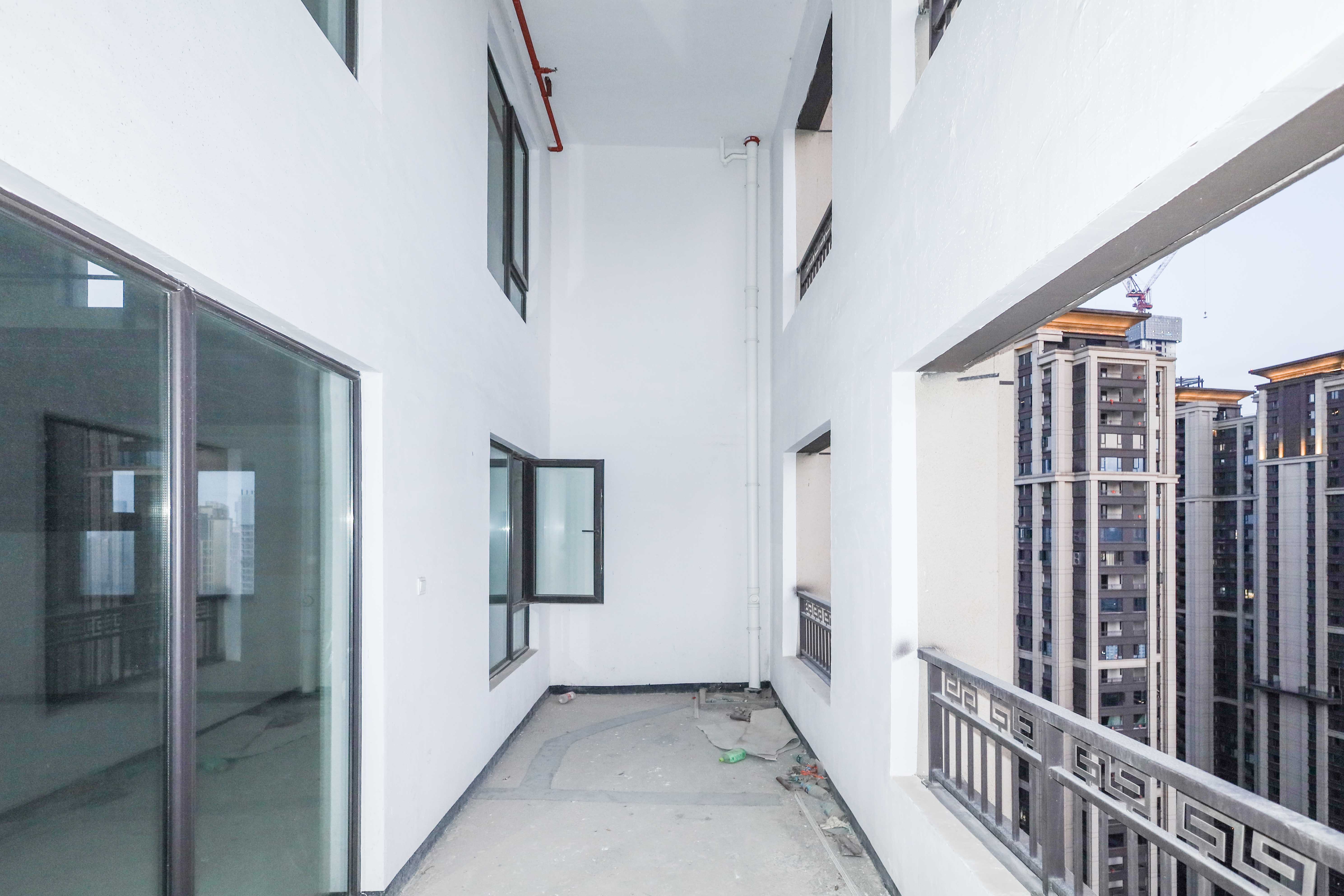 建发央著  5室2厅3卫   315.00万其他