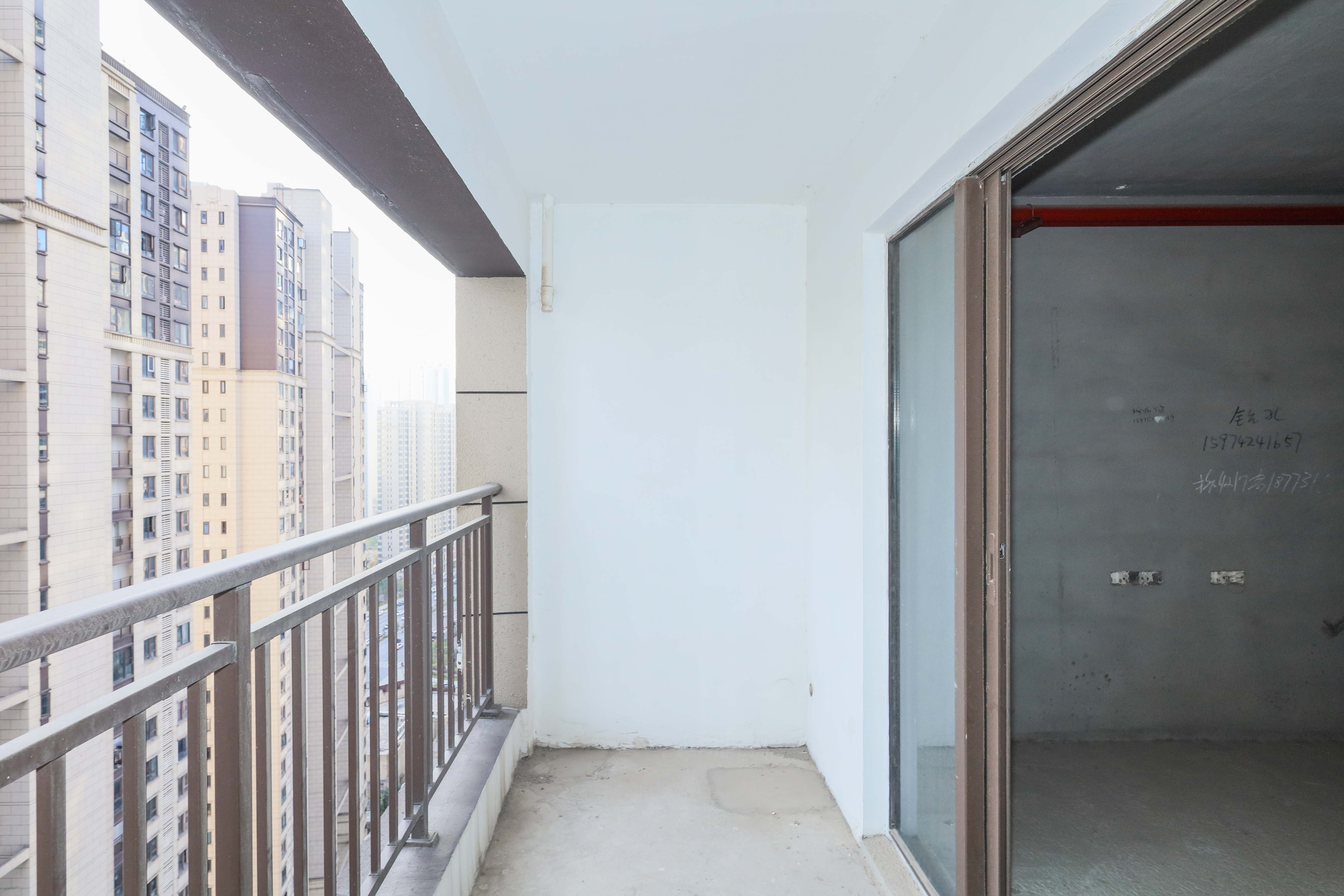 卓越浅水湾 4室2厅2卫 130.0万 卓越浅水湾 4室2厅2卫 130.0万阳台