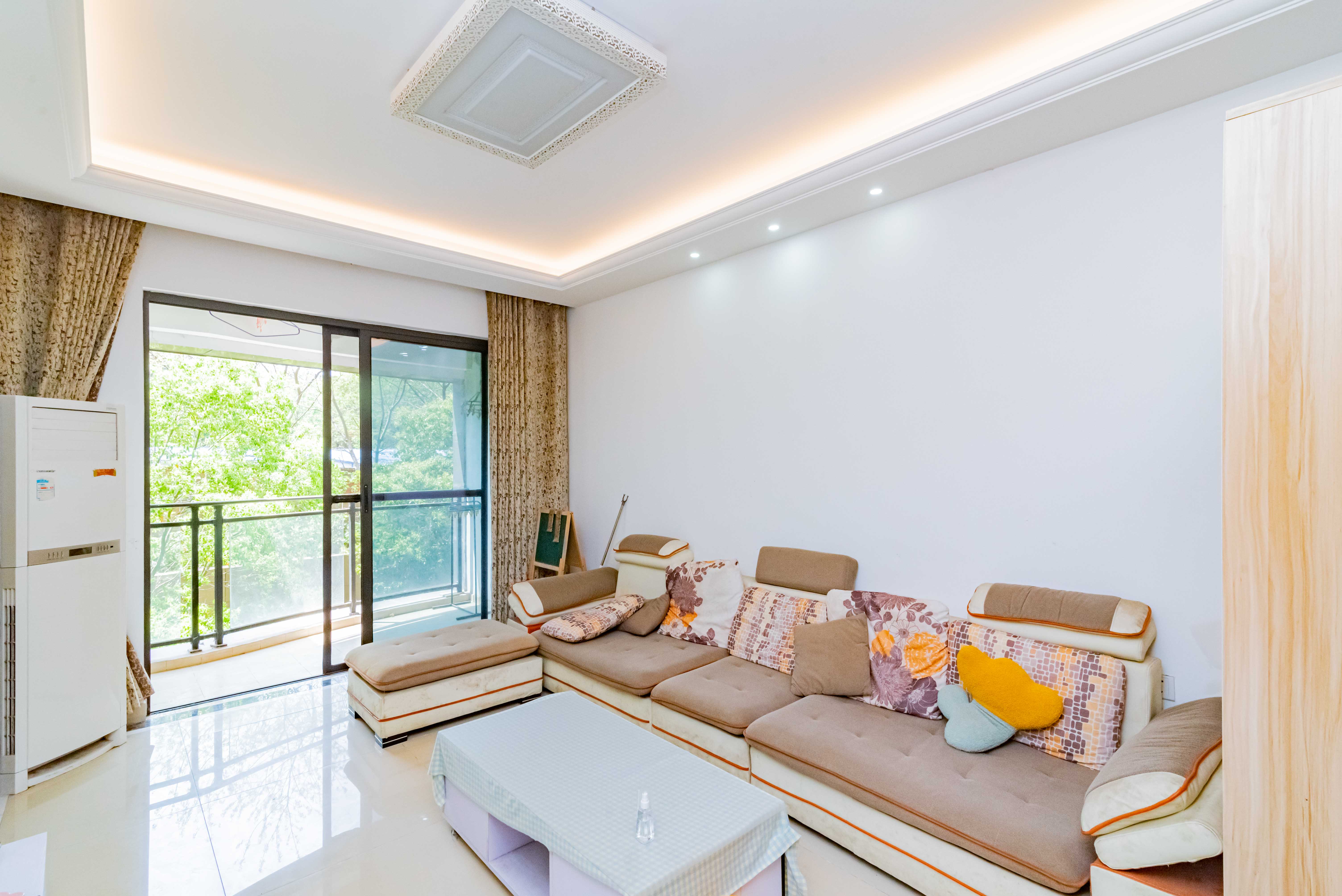 旺德府恺悦国际  3室2厅1卫   69.00万 旺德府恺悦国际  3室2厅1卫   69.00万客厅