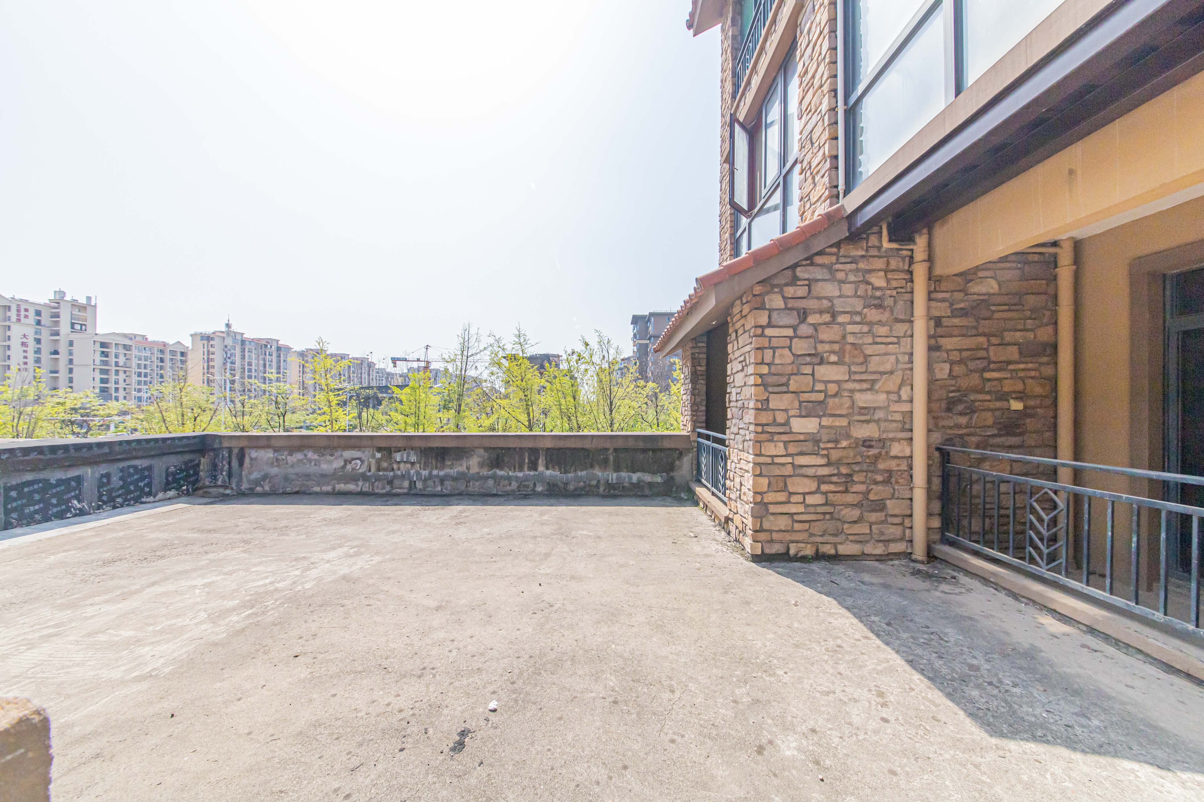 中建芙蓉和苑  3室2厅2卫    281.29万阳台