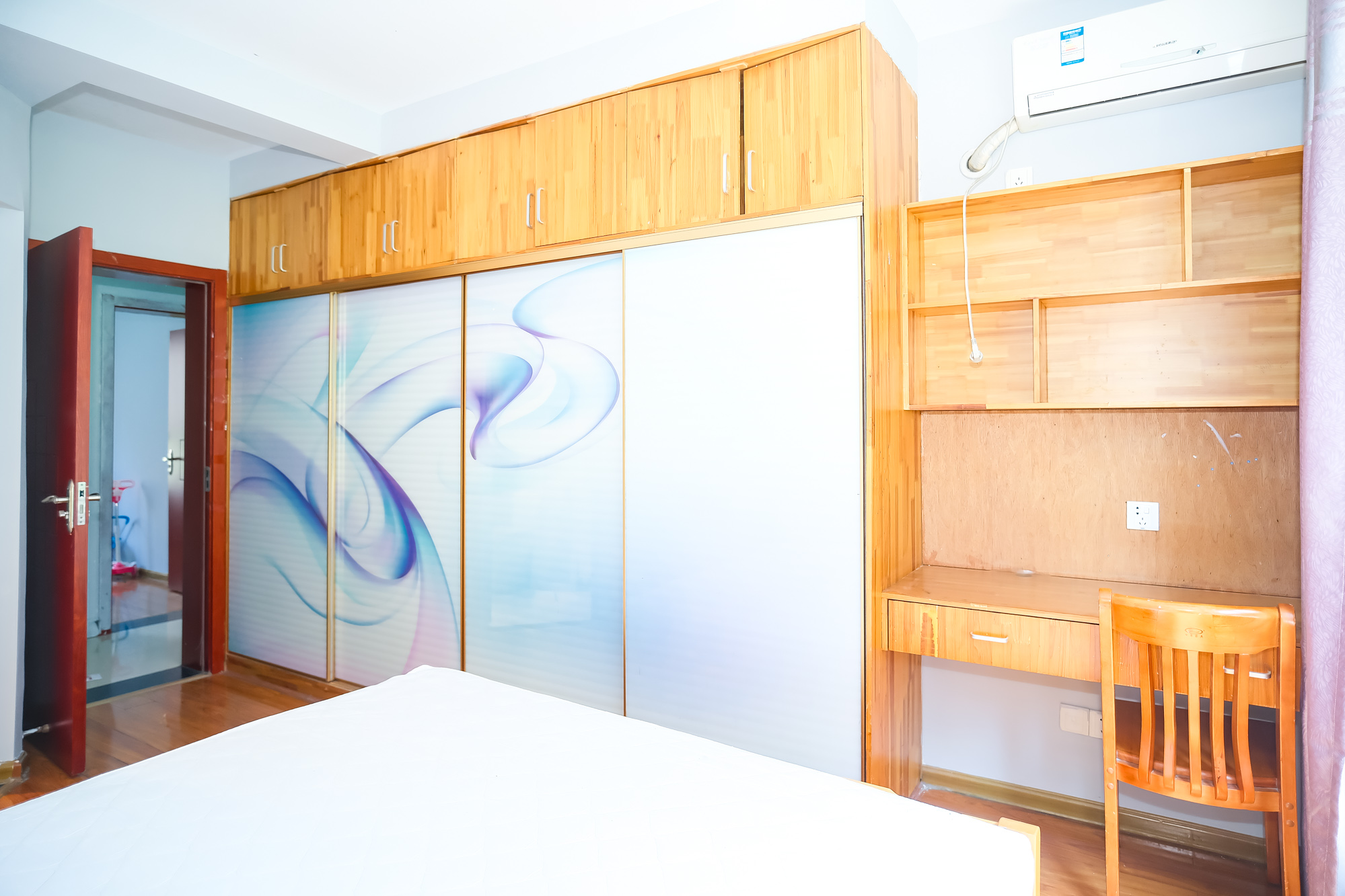 三一街区  3室2厅2卫   88.00万卧室