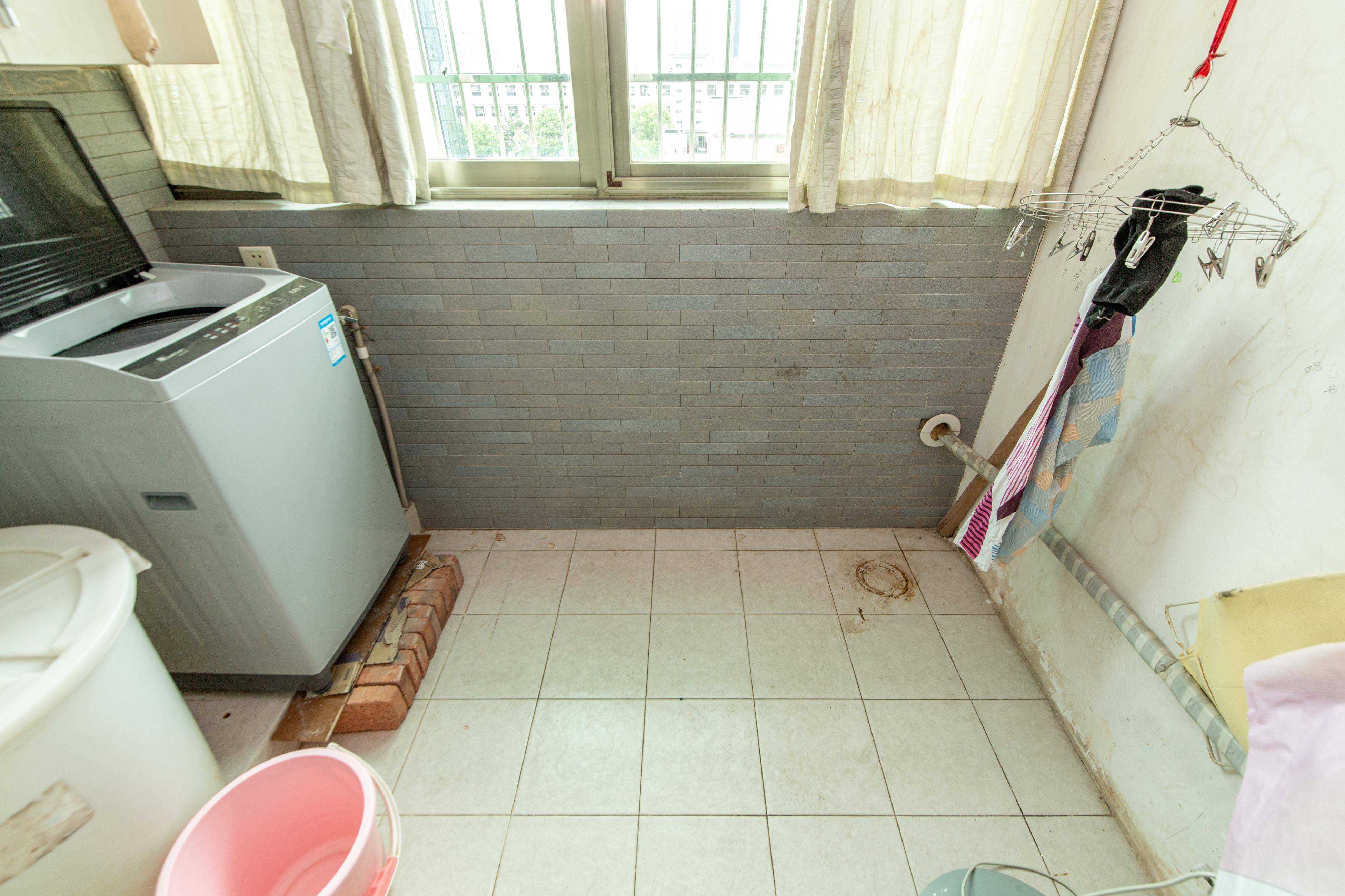 女子监狱单位宿舍  3室2厅1卫   74.00万阳台