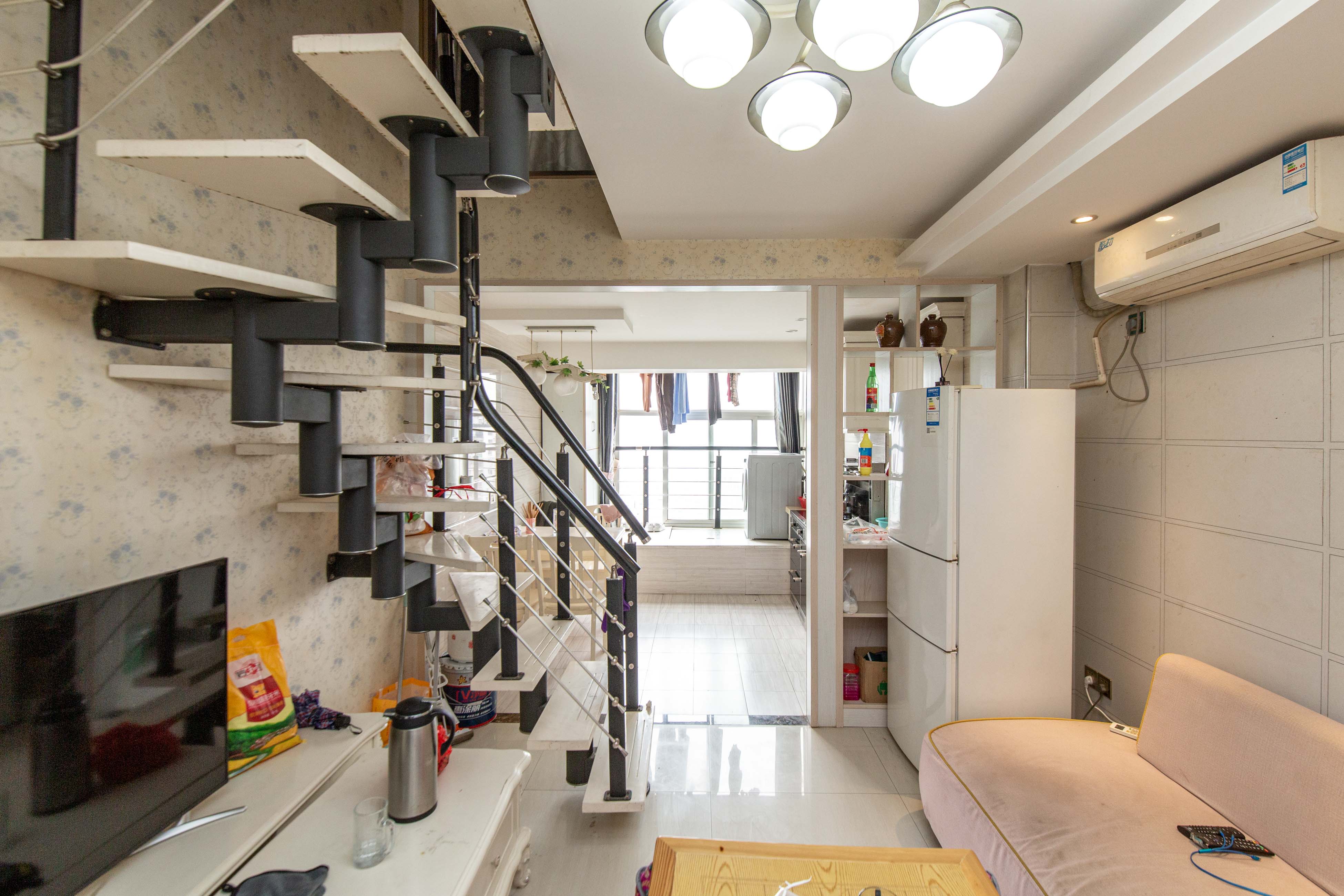 金色loft（鑫秋大厦）  2室1厅1卫   50.00万客厅