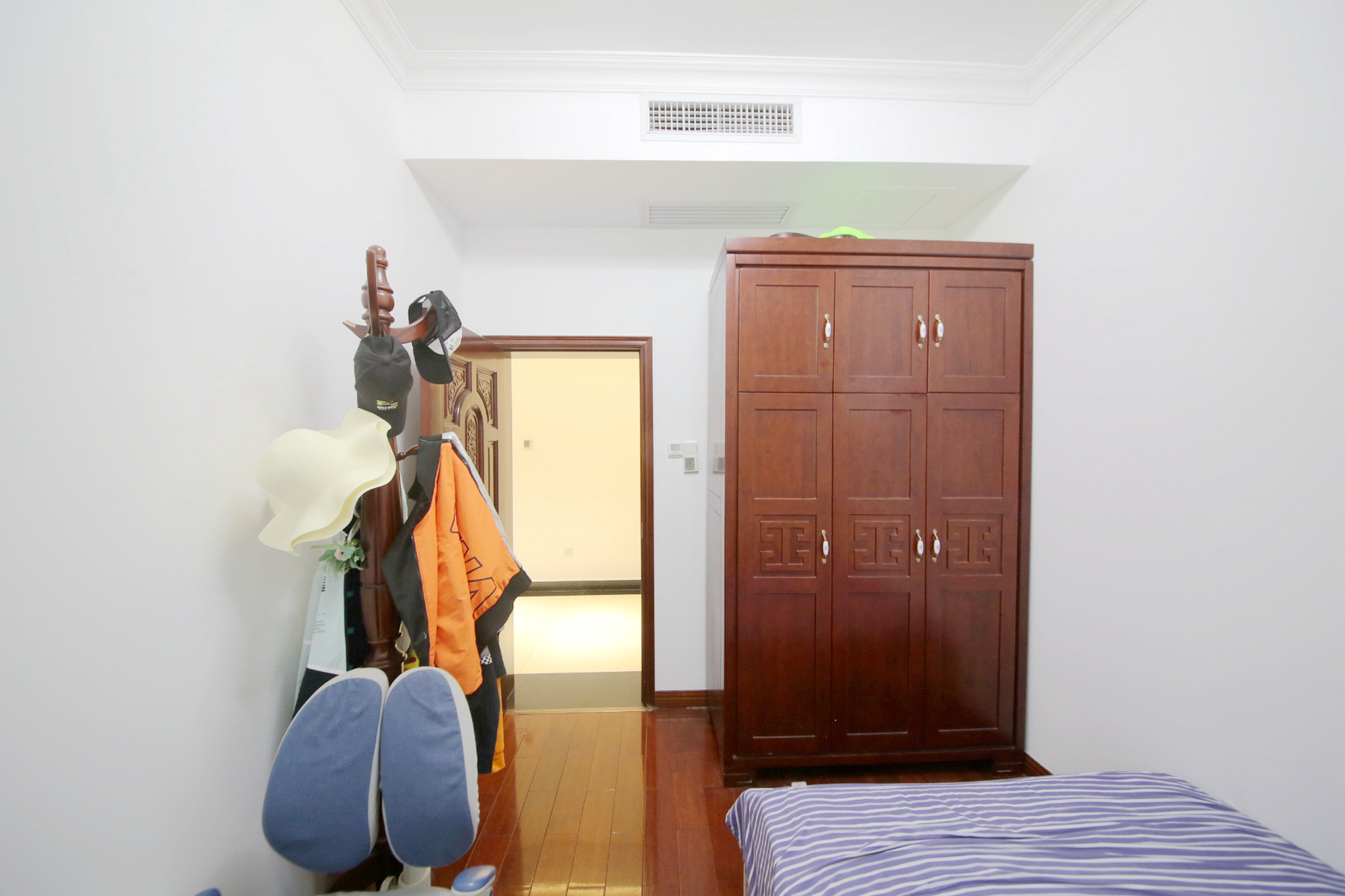 中隆国际御玺  4室2厅2卫   242.00万卧室