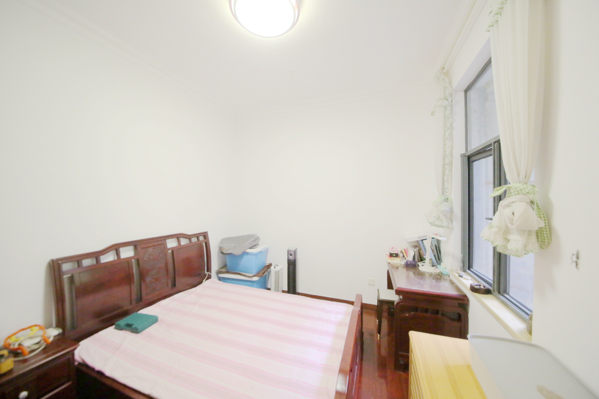 中隆国际御玺  4室2厅2卫   242.00万卧室