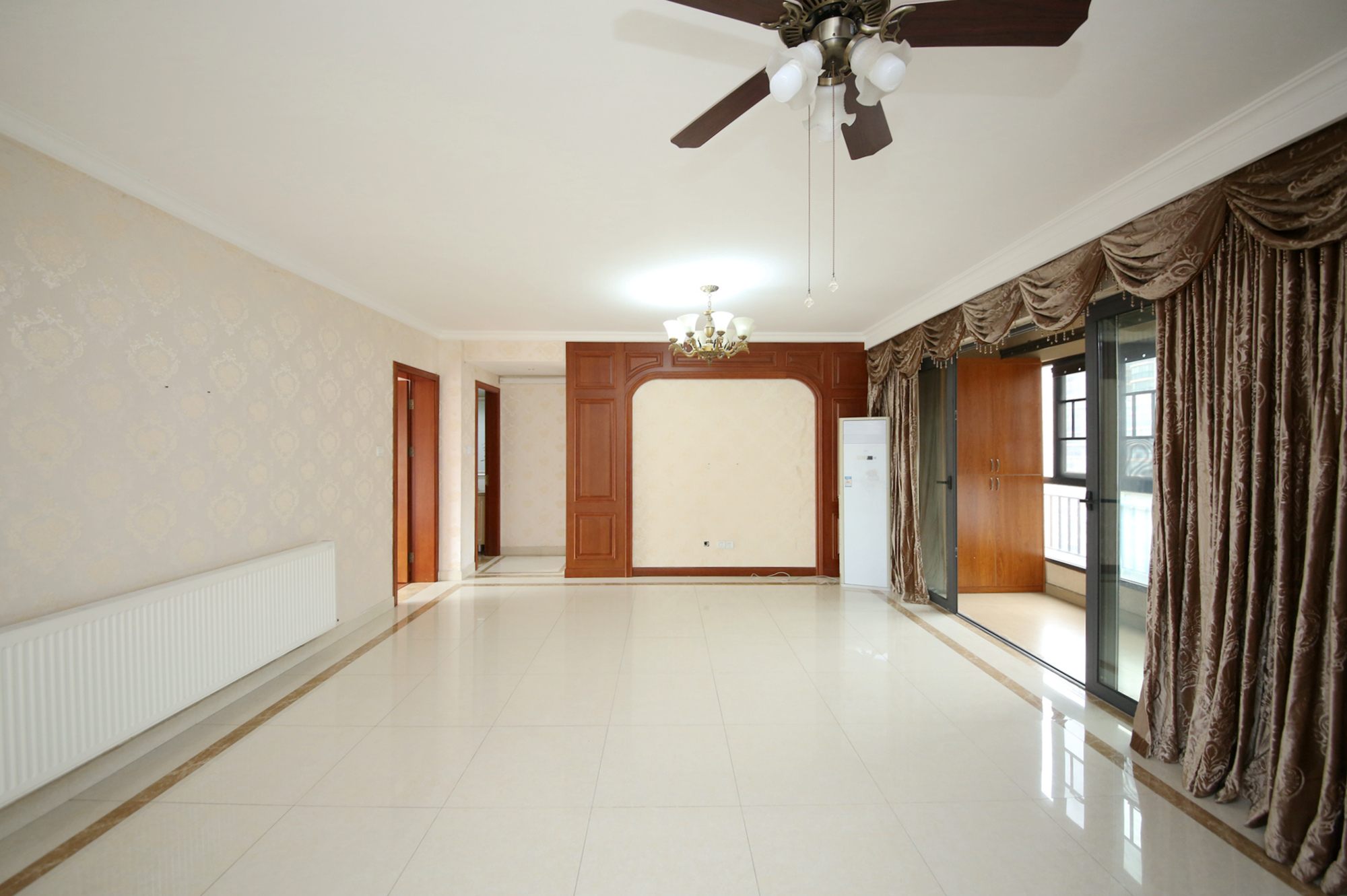 佳兆业时代广场  3室2厅2卫    140.0万客厅