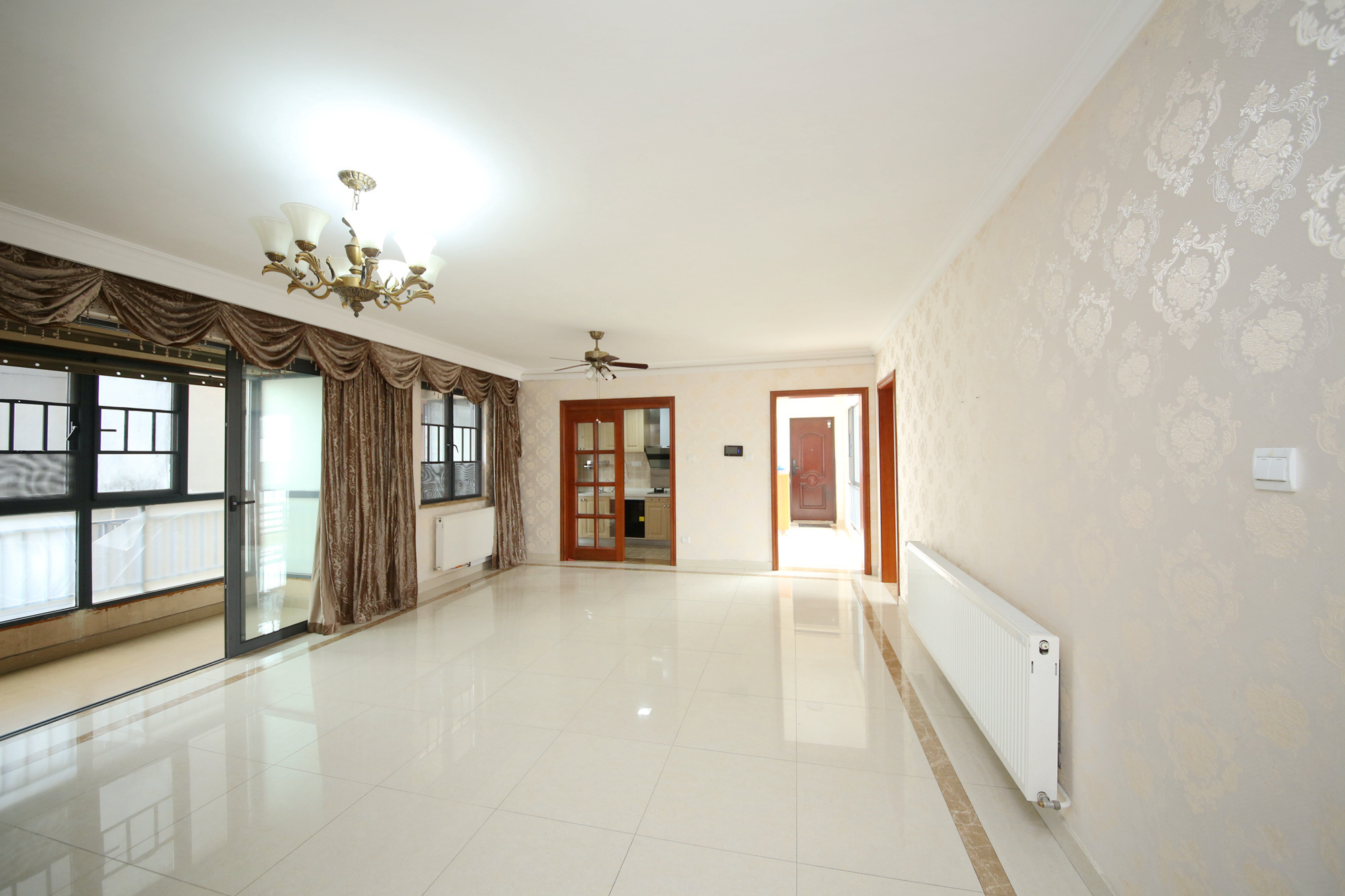 佳兆业时代广场  3室2厅2卫    140.0万客厅