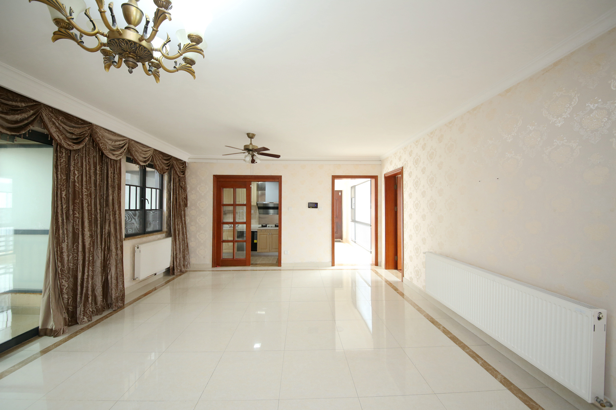 佳兆业时代广场  3室2厅2卫    140.0万客厅