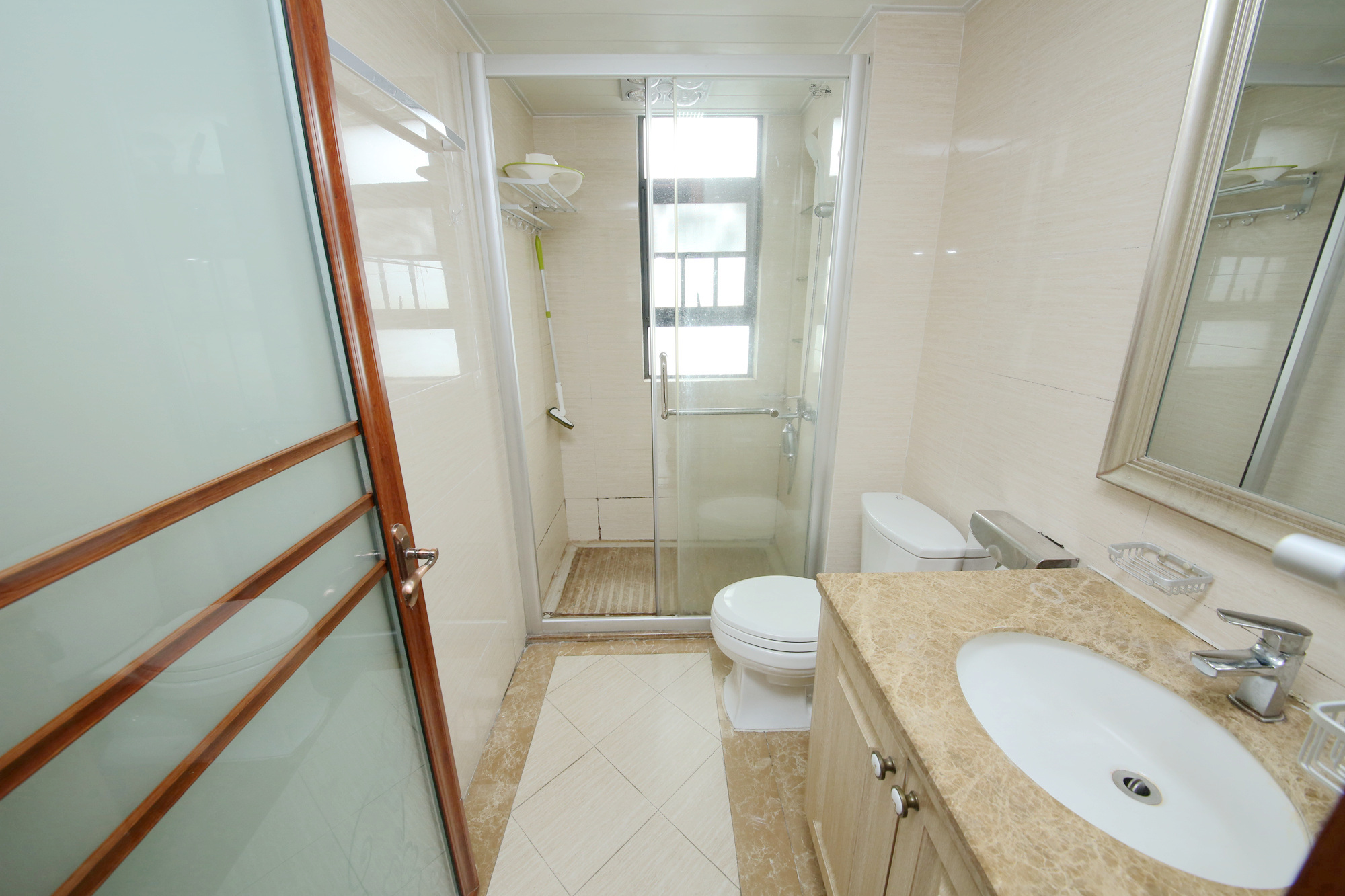 佳兆业时代广场  3室2厅2卫    140.0万卫生间