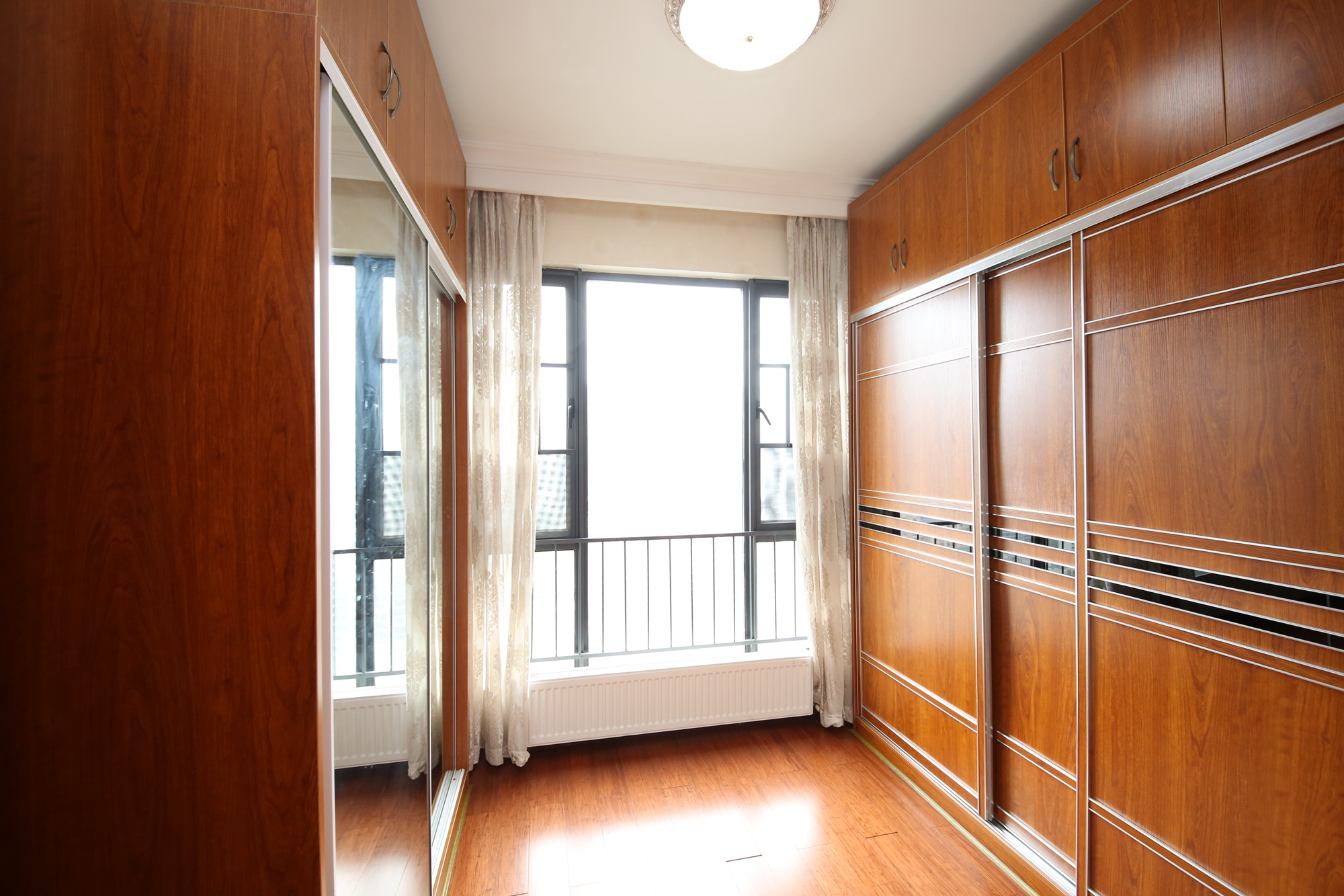 佳兆业时代广场  3室2厅2卫    140.0万卧室