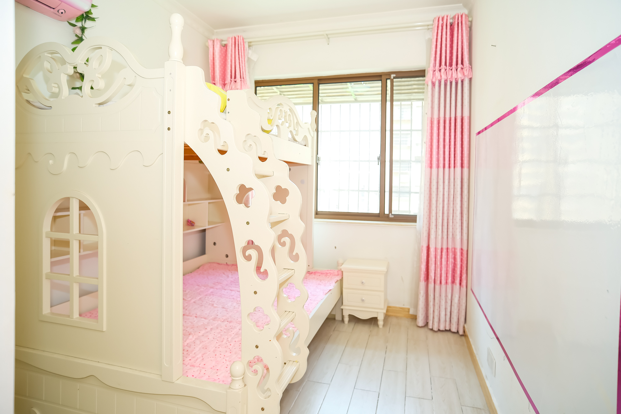 四季星城  3室2厅1卫    88.0万 四季星城  3室2厅1卫    88.0万卧室