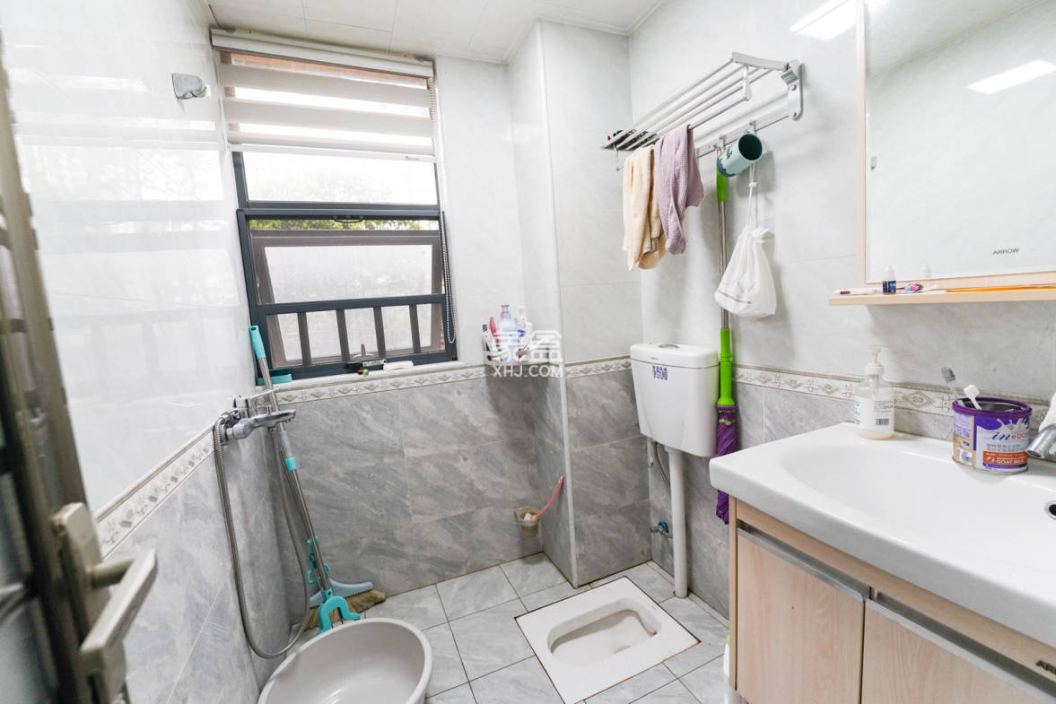 高升时代广场(冠铭商务中心)  3室2厅2卫   72.00万 高升时代广场(冠铭商务中心)  3室2厅2卫   72.00万卫生间