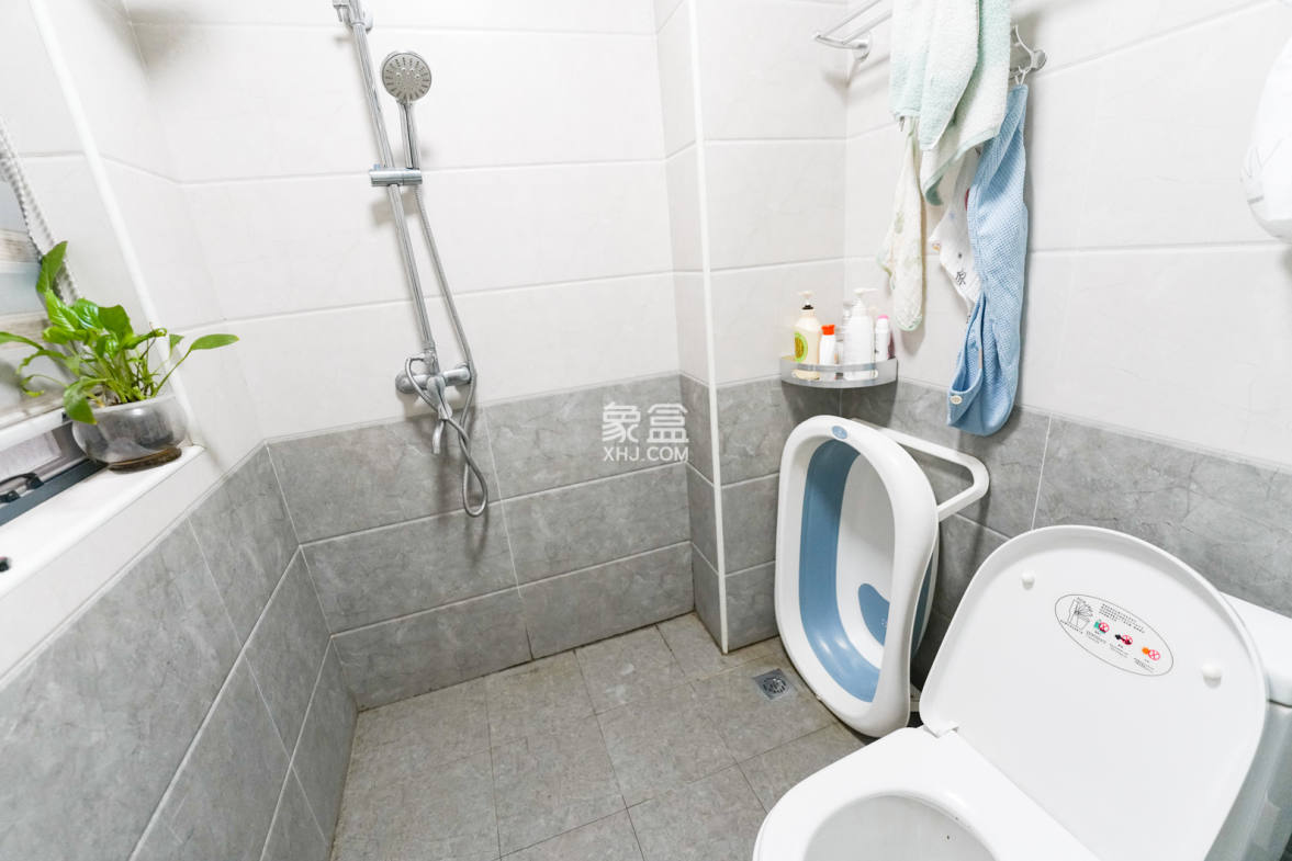 高升时代广场(冠铭商务中心)  3室2厅2卫   72.00万 高升时代广场(冠铭商务中心)  3室2厅2卫   72.00万卫生间