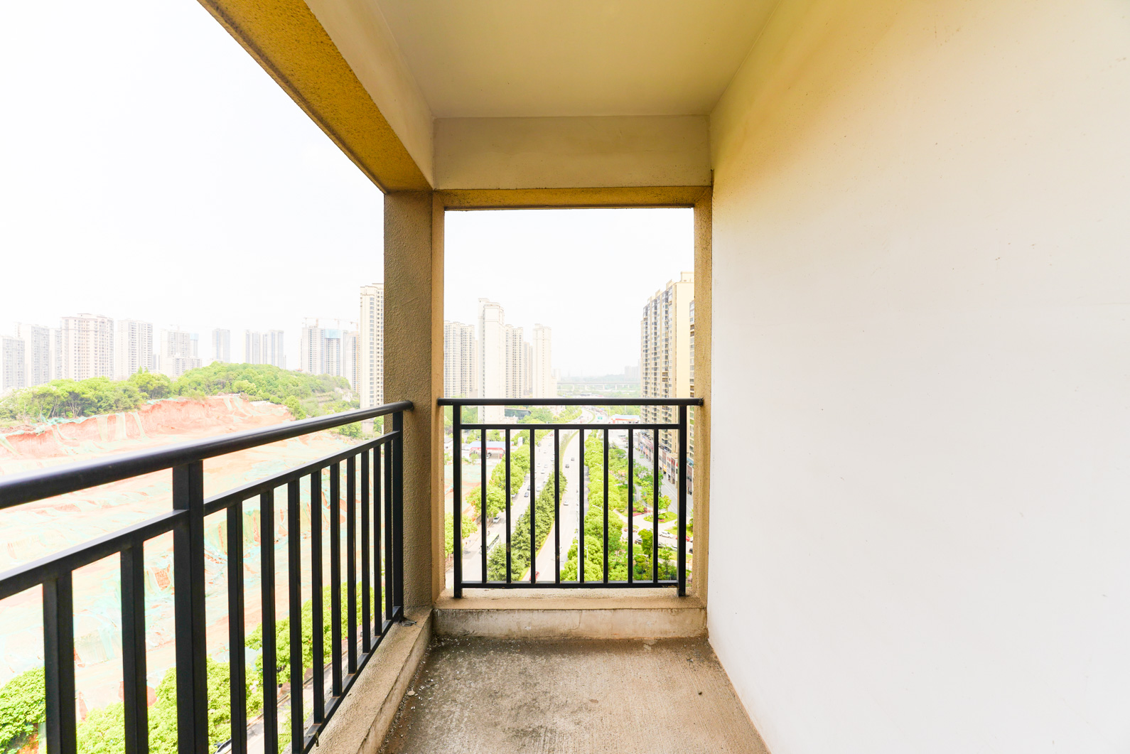 中建嘉和城  4室2厅2卫   118.00万阳台