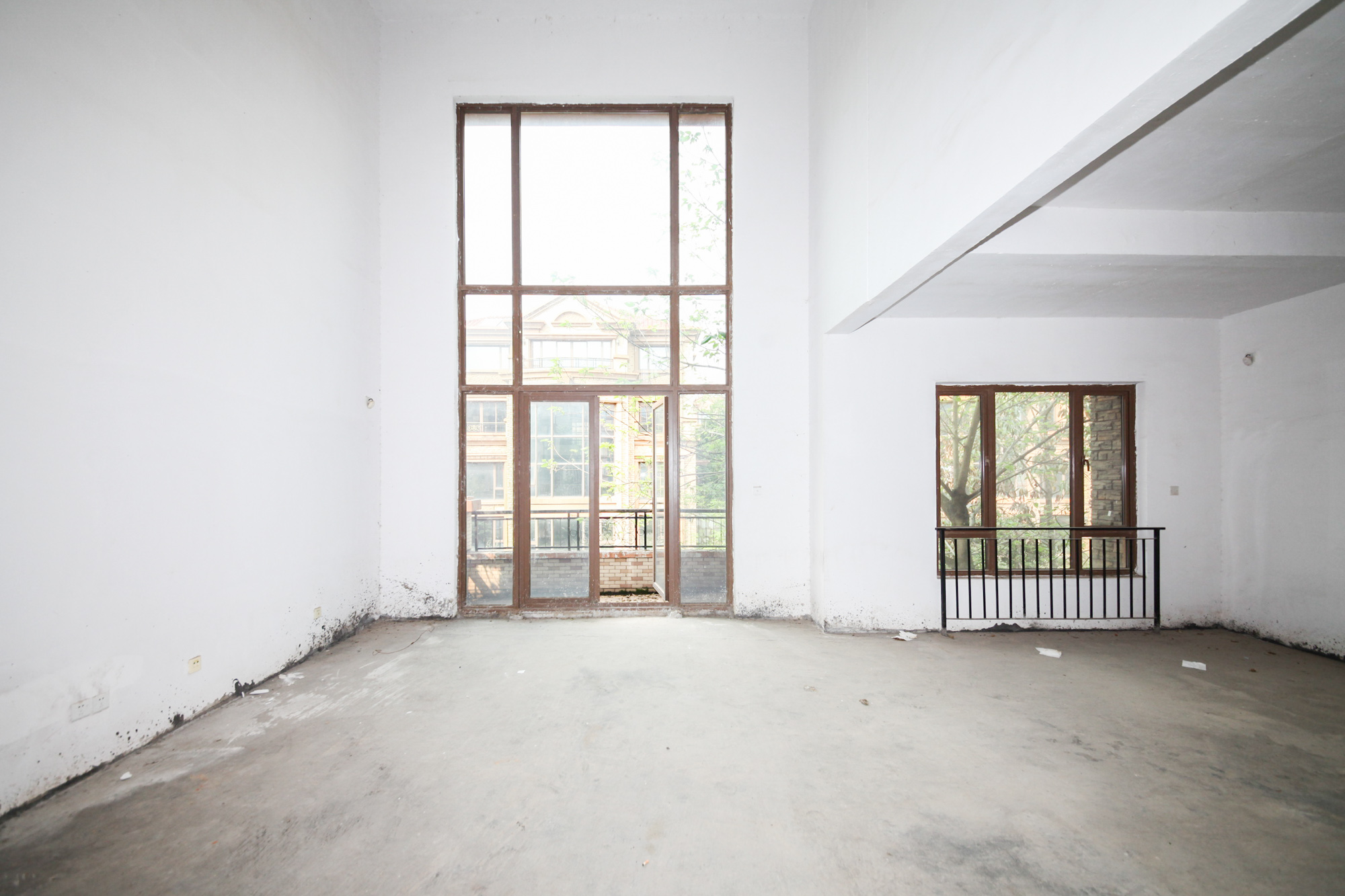 盈峰翠邸  12室4厅5卫   683.00万 盈峰翠邸  12室4厅5卫   683.00万客厅