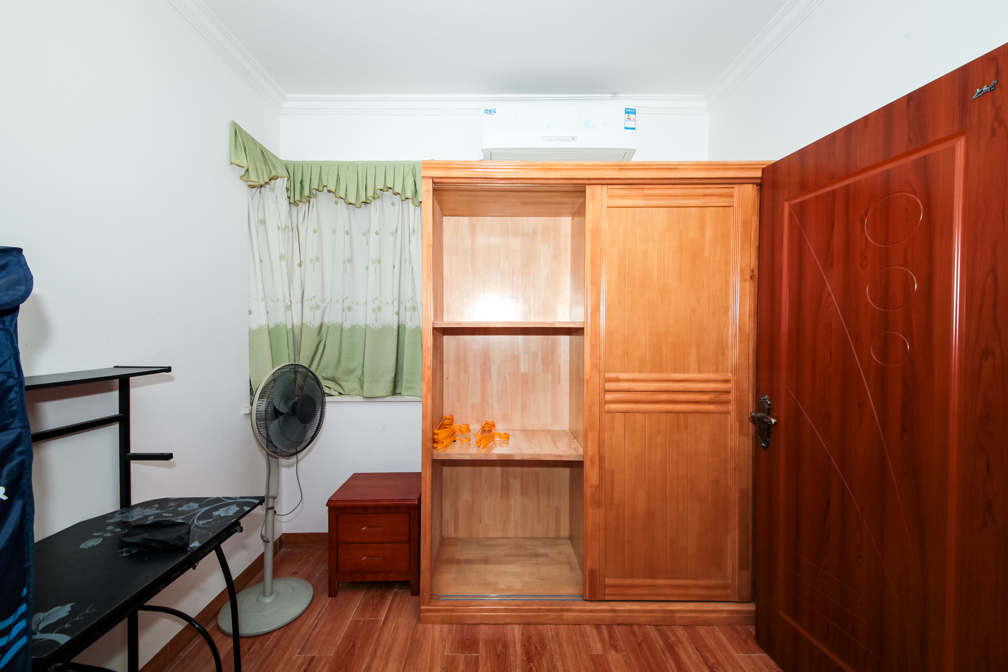 华润置地广场一期 3室2厅1卫 78.00万 华润置地广场一期 3室2厅1卫 78.00万卧室