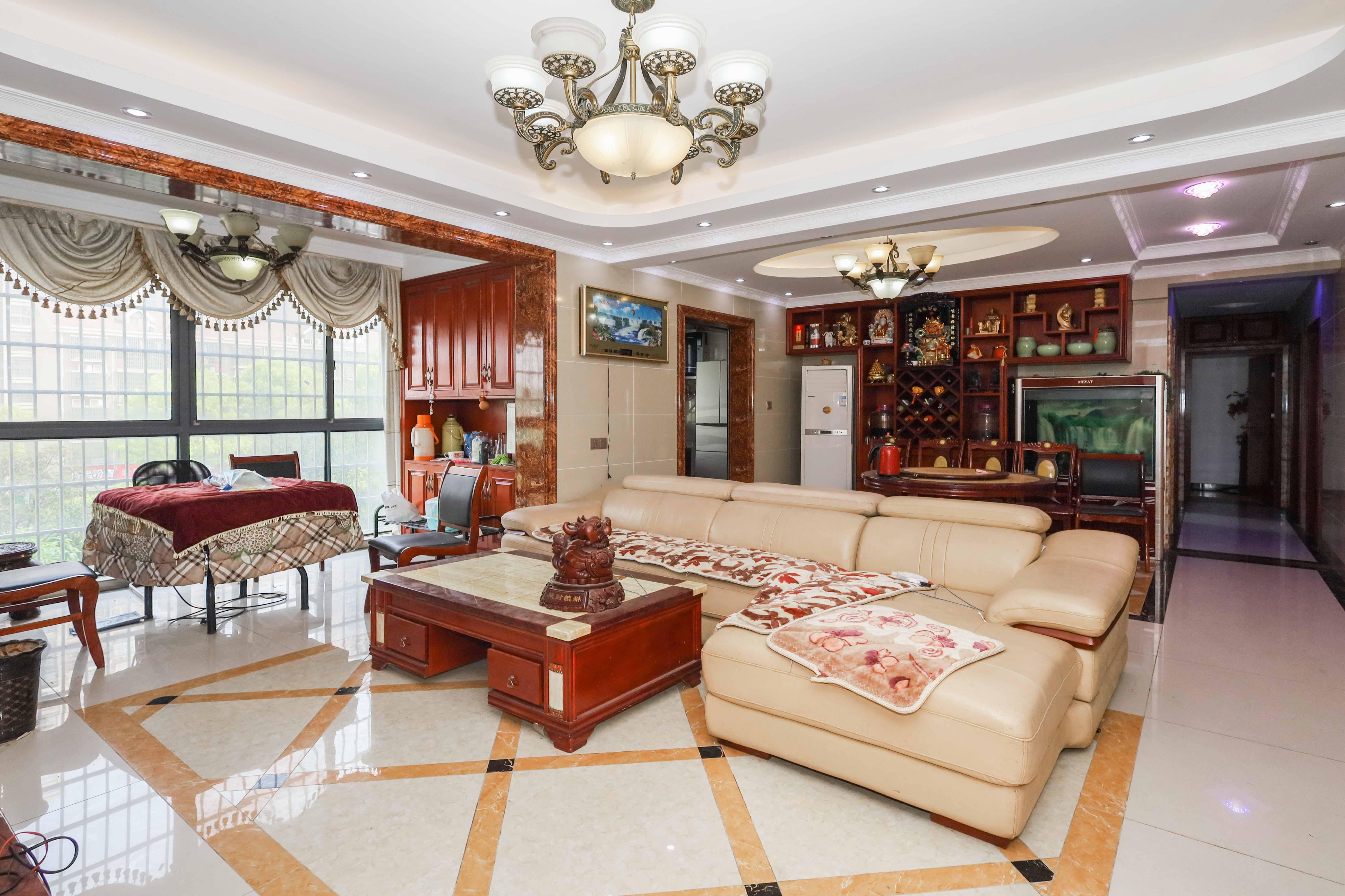 和沁园  4室2厅2卫    150.0万客厅