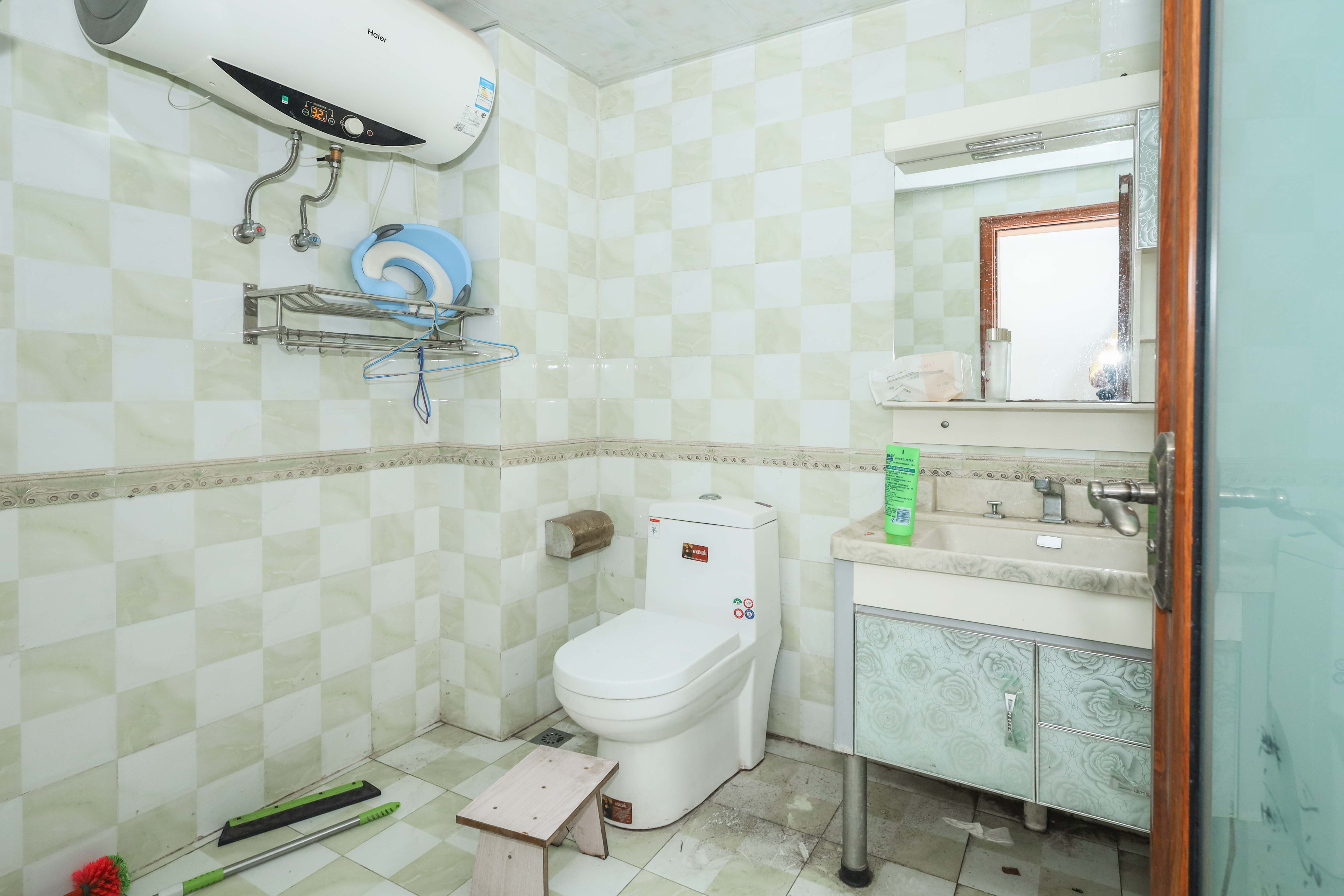 和沁园  4室2厅2卫    150.0万卫生间