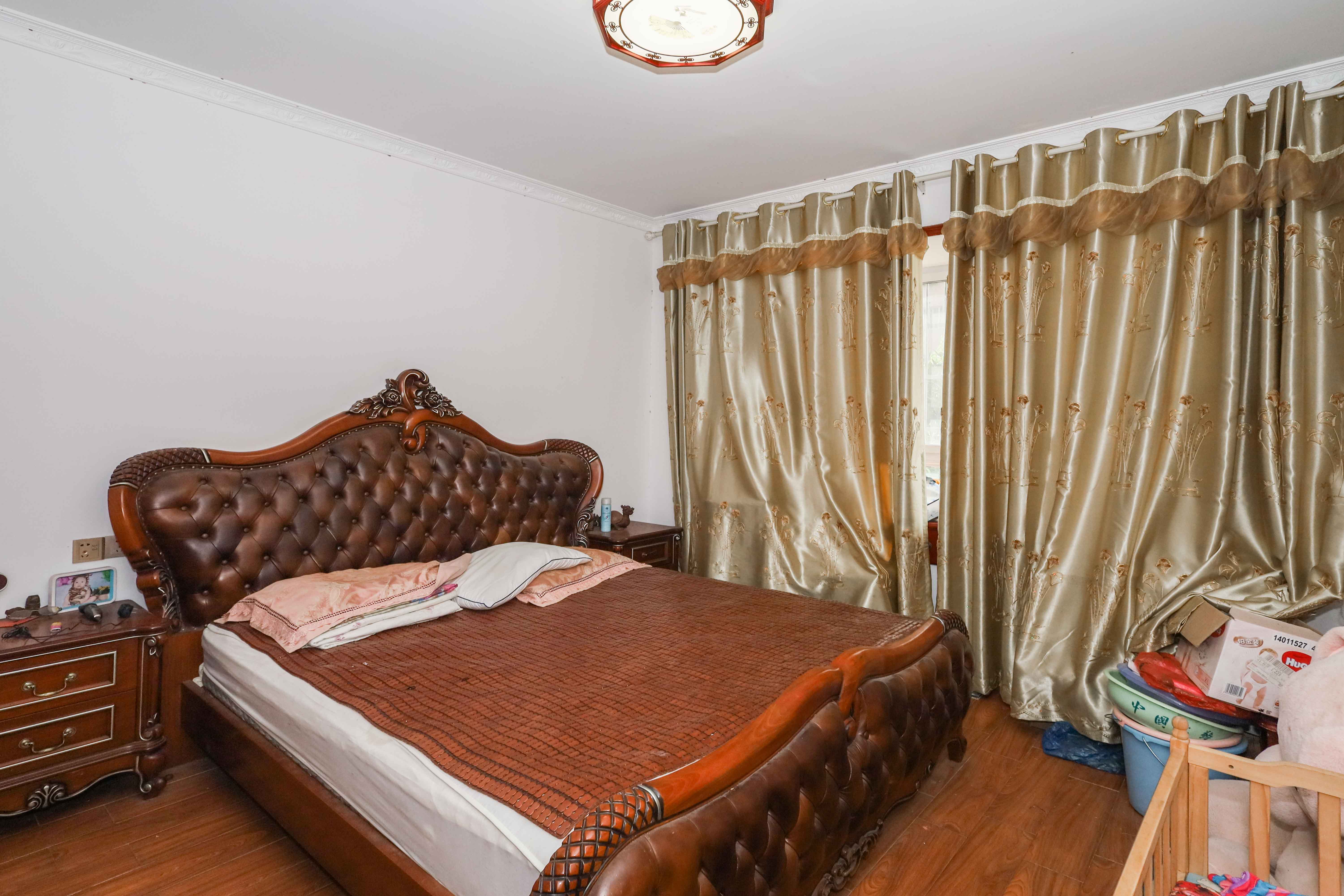 和沁园  4室2厅2卫    150.0万卧室