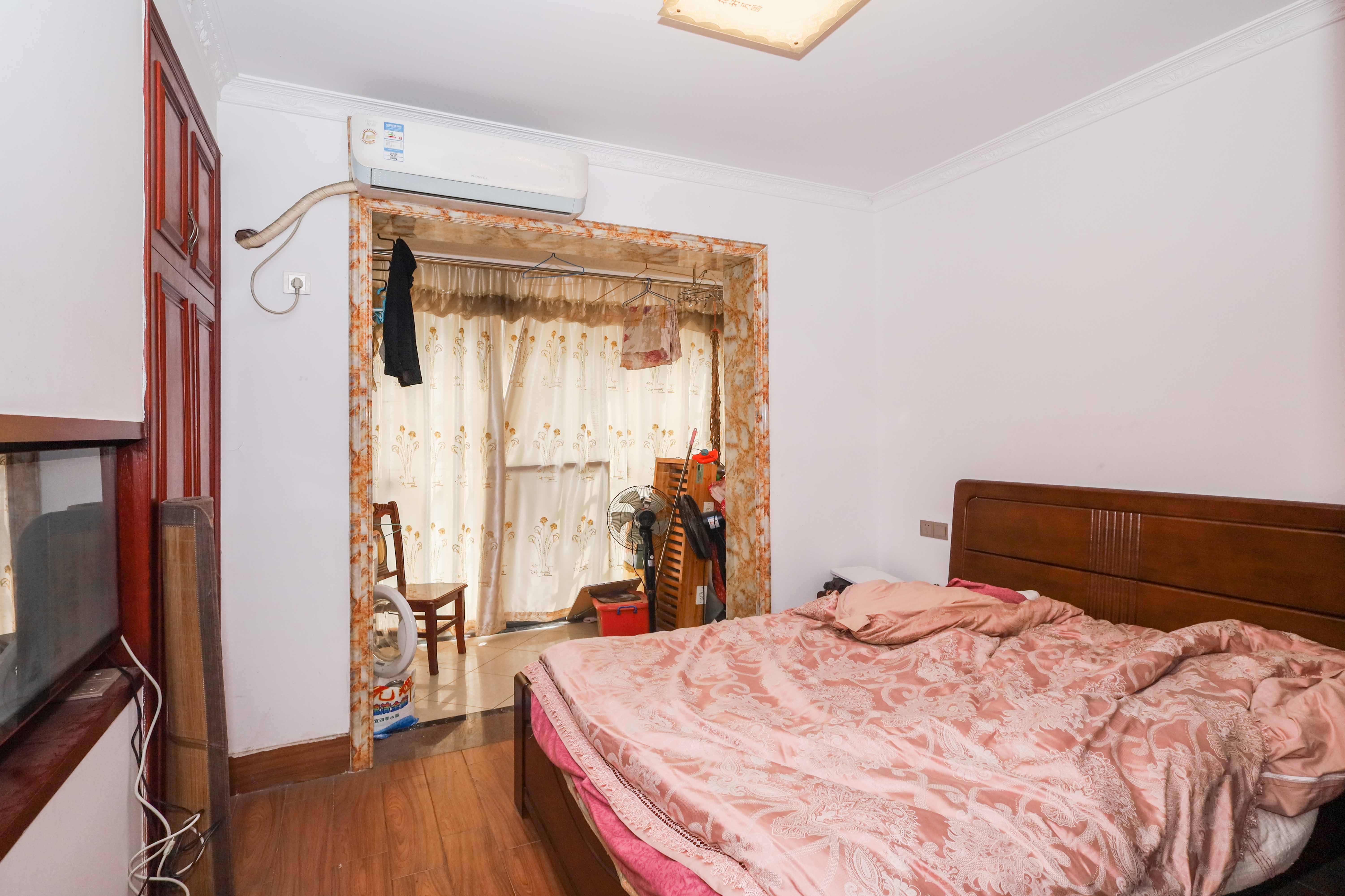 和沁园  4室2厅2卫    150.0万卧室