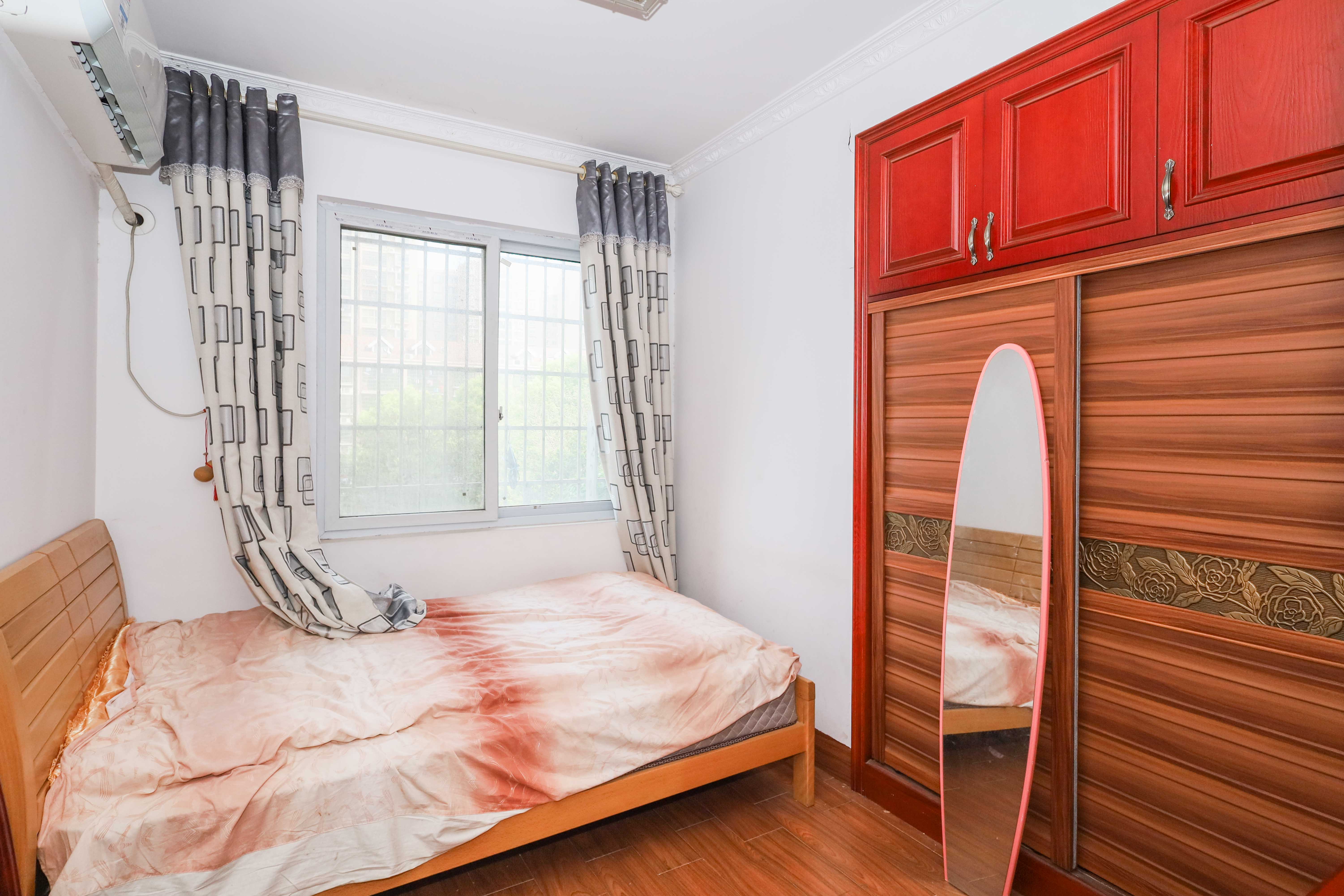 和沁园  4室2厅2卫    150.0万卧室