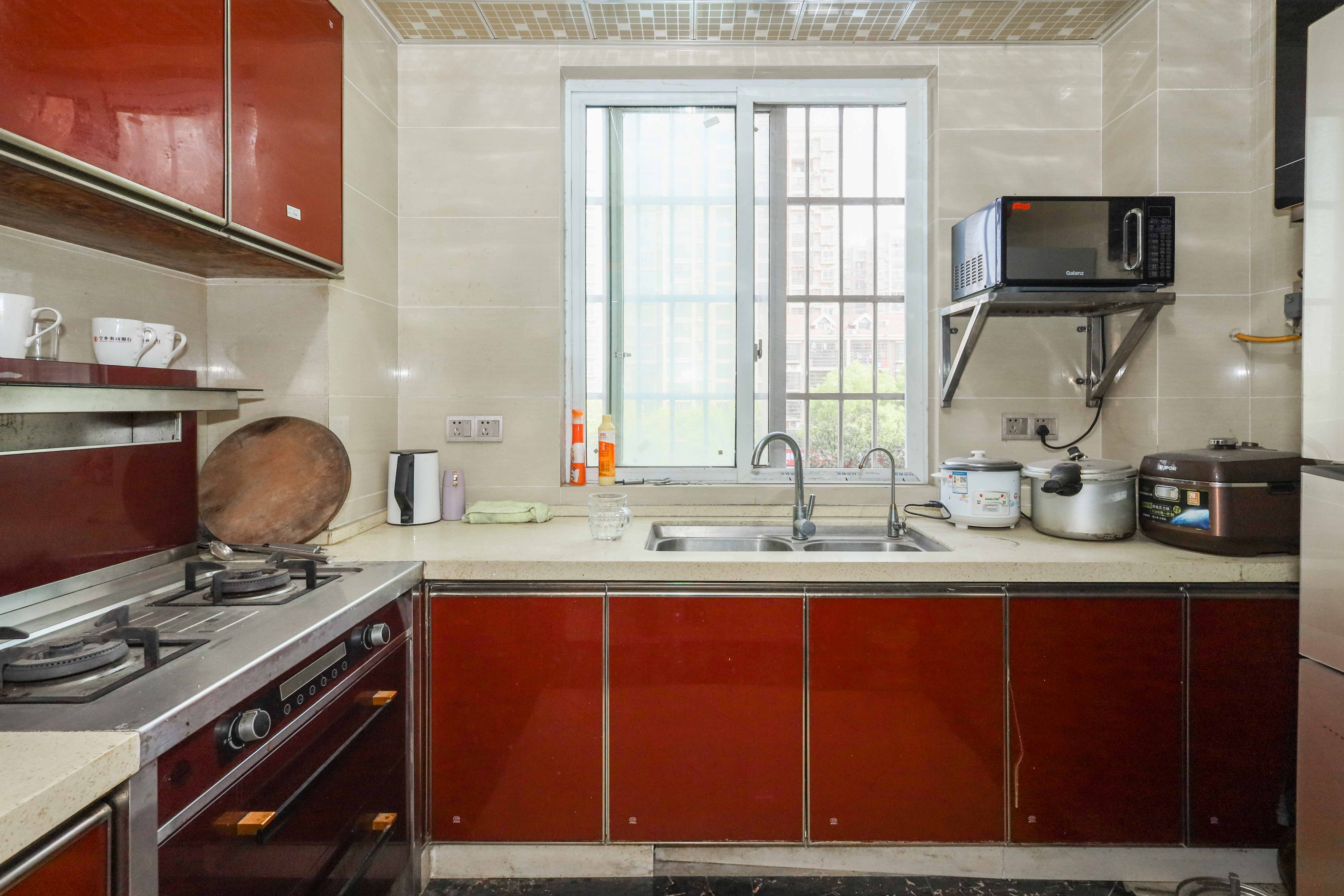 和沁园  4室2厅2卫    150.0万厨房