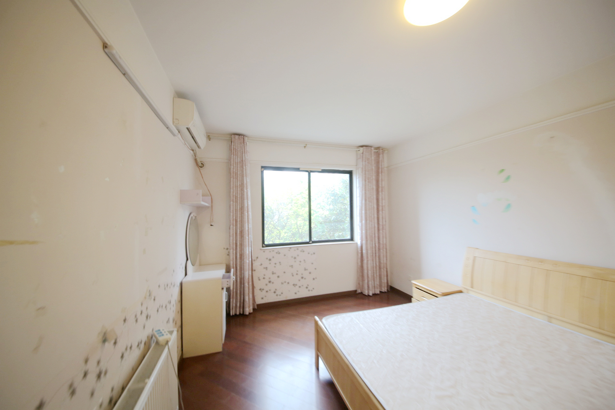 西街花园  4室2厅2卫   220.00万卧室