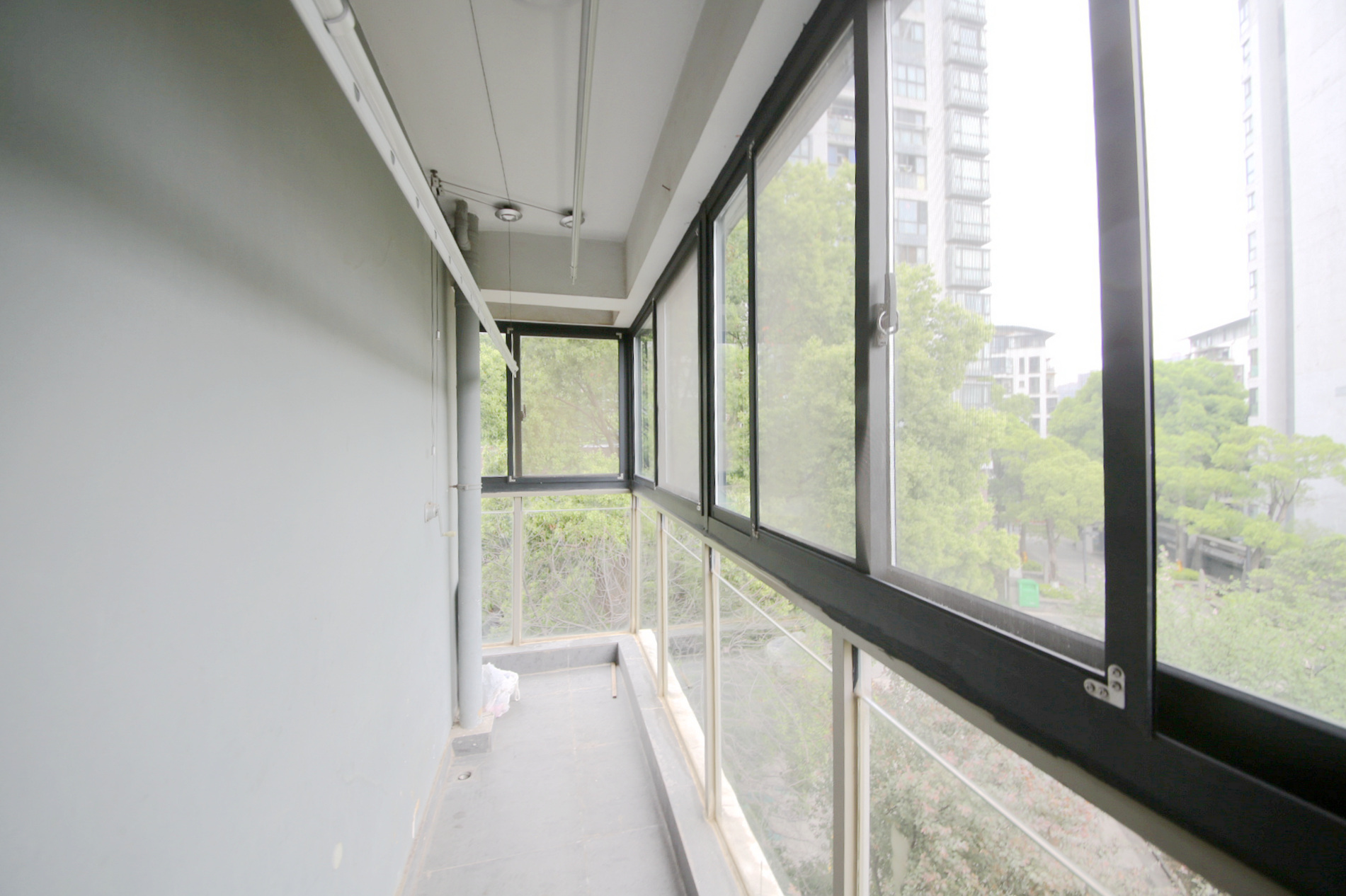 西街花园  4室2厅2卫   220.00万阳台
