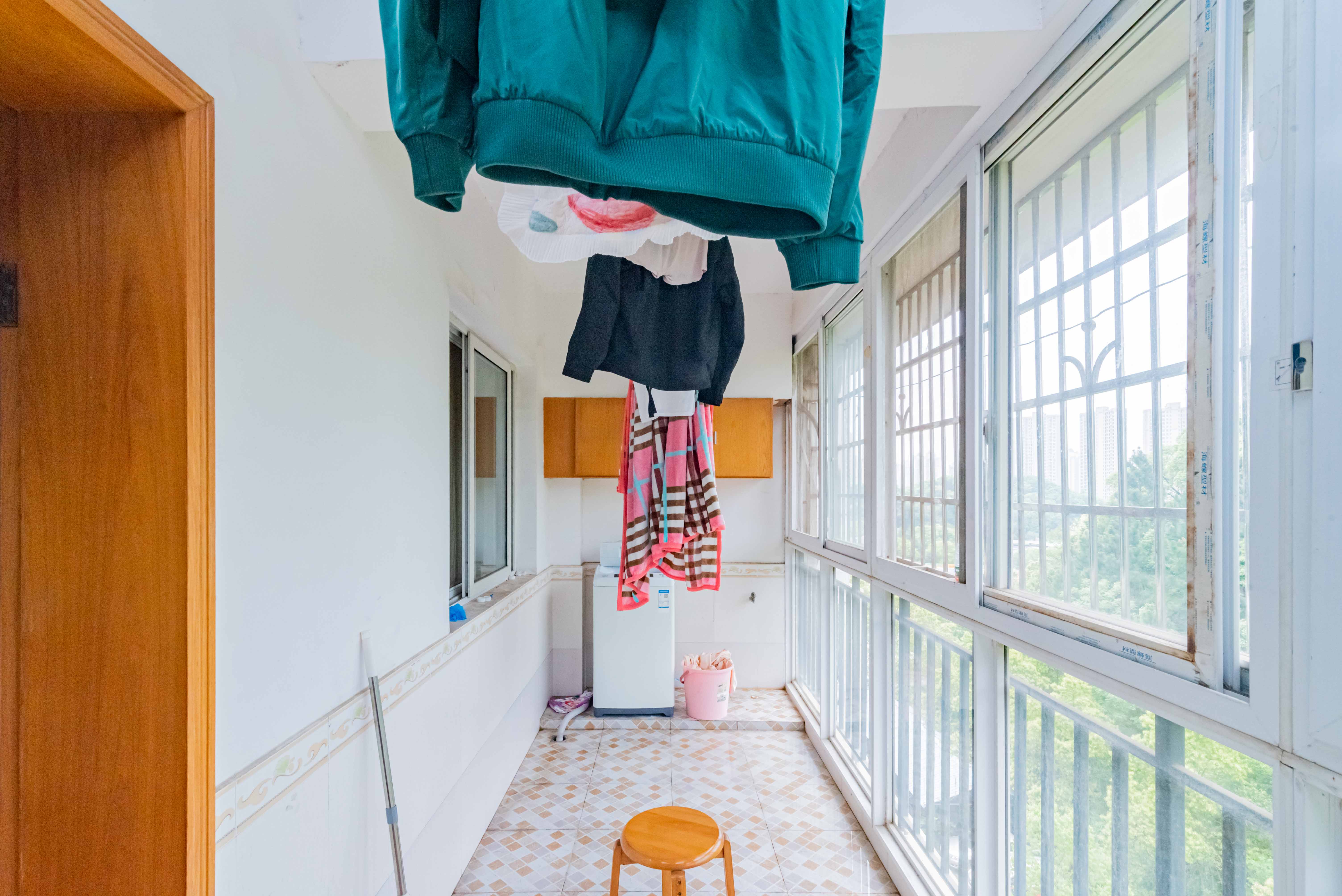学府华庭  3室2厅2卫   73.00万阳台