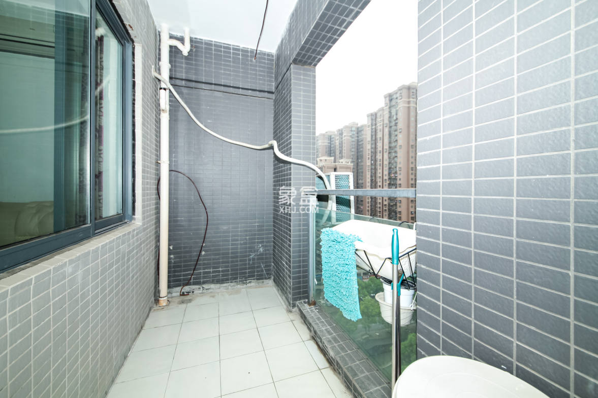 恒基凯旋门一二期 1室1厅1卫 61.80万 恒基凯旋门一二期 1室1厅1卫 61.80万阳台